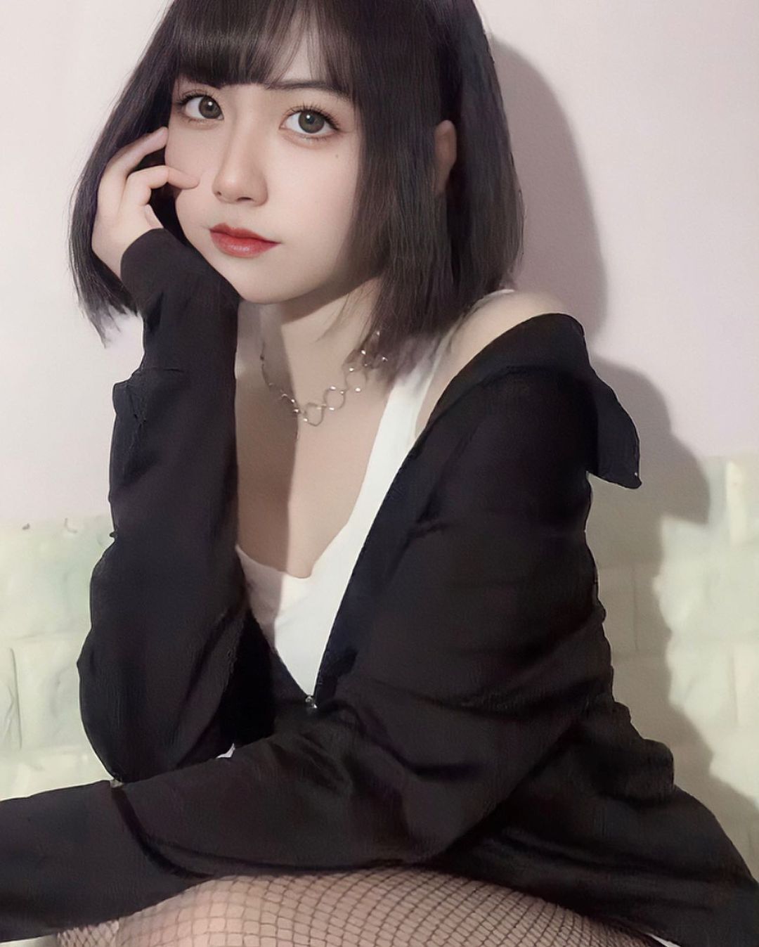 鹿媗「白皙美腿」超逆天!緊緻身材曲線搭配高雅微笑,迷人電眼讓人忍不住-第1章-图片3