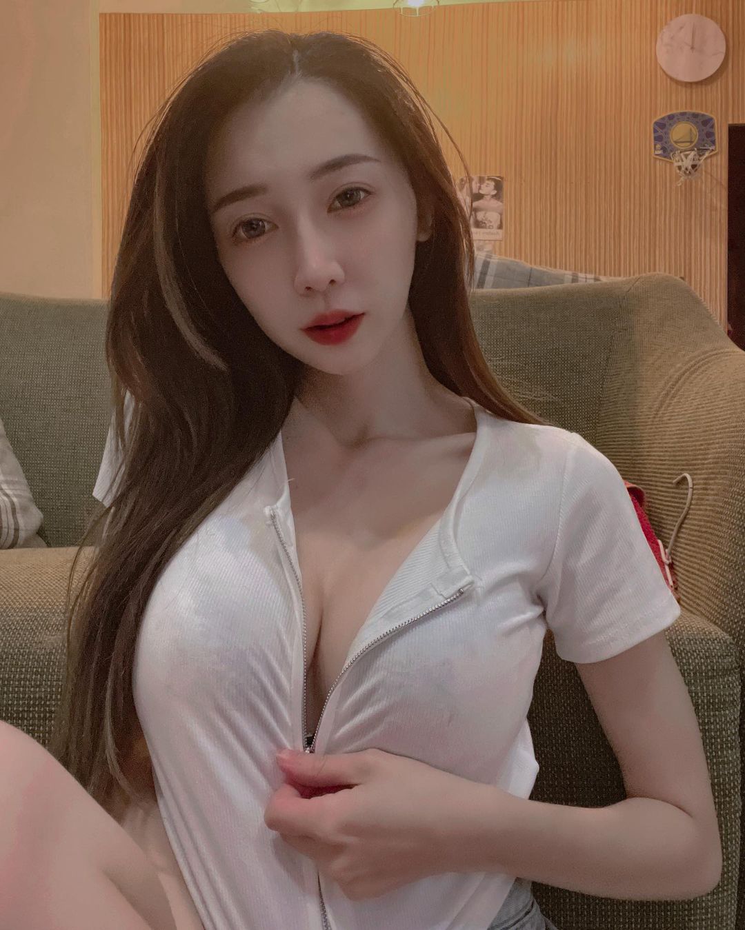 Dina.丁「絕殺側乳」讓網跪求傳送門!「飽滿美胸」快溢出畫面啦!-第1章-图片5
