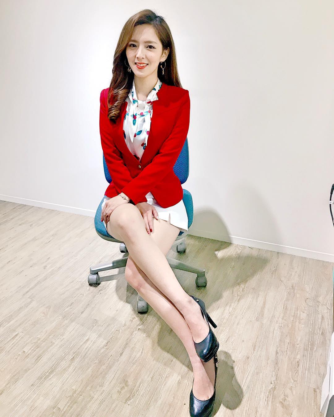 最美主播房業涵激短上衣大秀「嫩白小蠻腰」嫩白美腿讓人心跳加速啦！-第1章-图片1