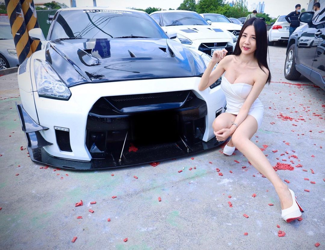 爆乳姐姐Momo蔣摸摸「爆奶背心」兩團肉球出來放風!滿滿的美乳視角畫面好害羞啊-第1章-图片5