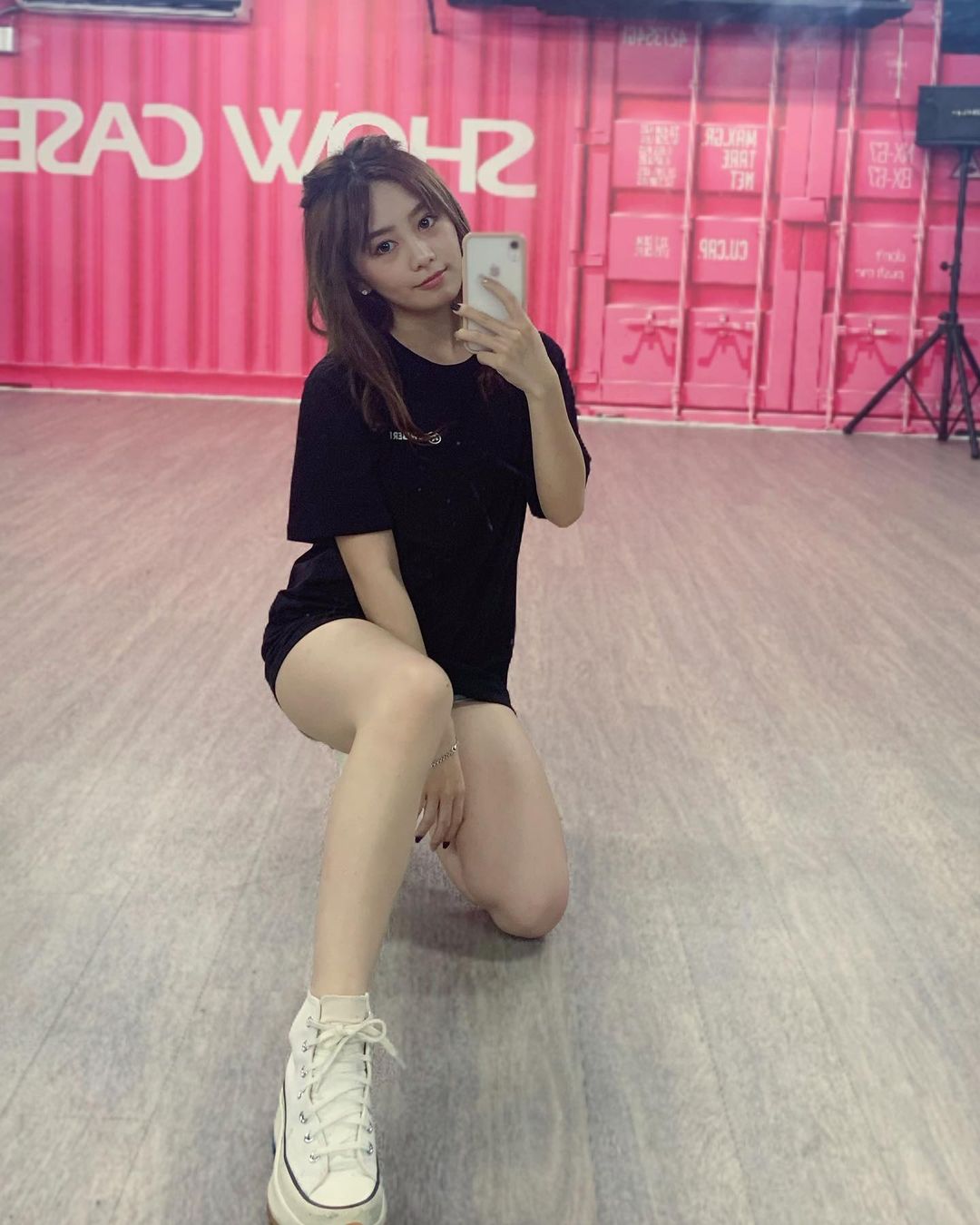 超胸美乳正妹Tanya若潼「深邃事業線」太勾人！美背入鏡好撩人！真的超養眼-第1章-图片3