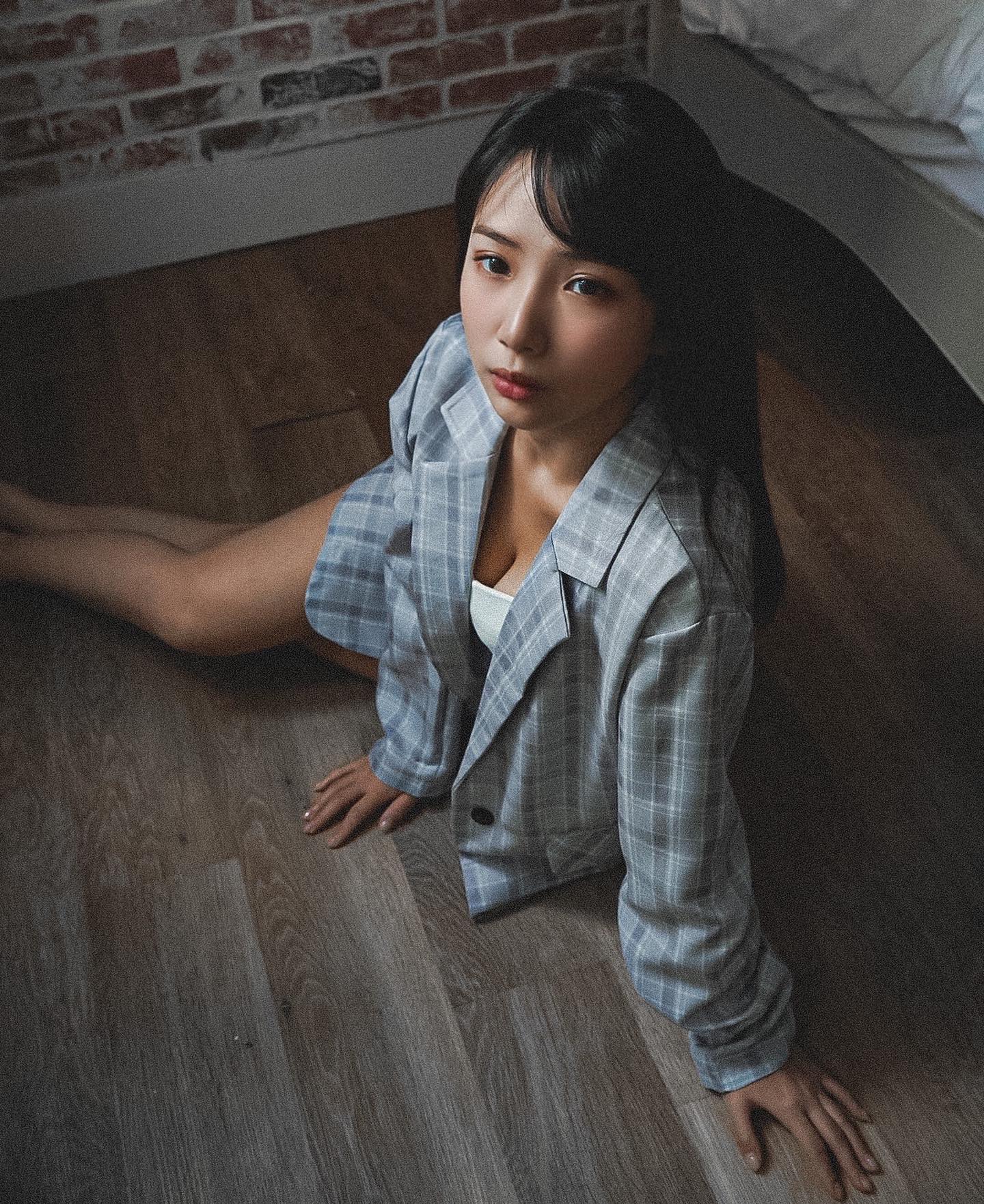 妹子思思一躺床就誘惑十足！低胸美乳「惹火度爆表」還有前凸後翹好身材-第1章-图片3