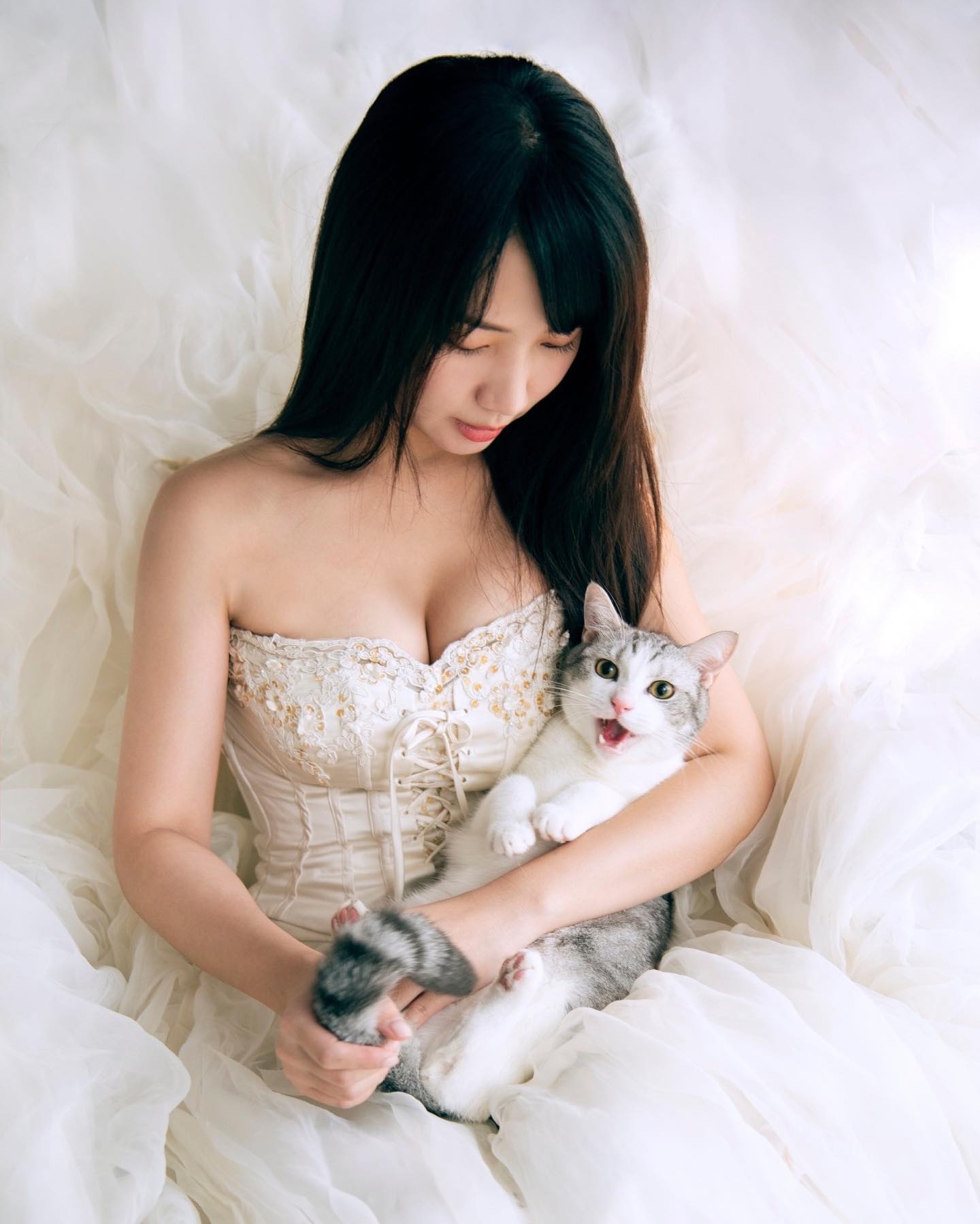 妹子思思一躺床就誘惑十足！低胸美乳「惹火度爆表」還有前凸後翹好身材-第1章-图片2