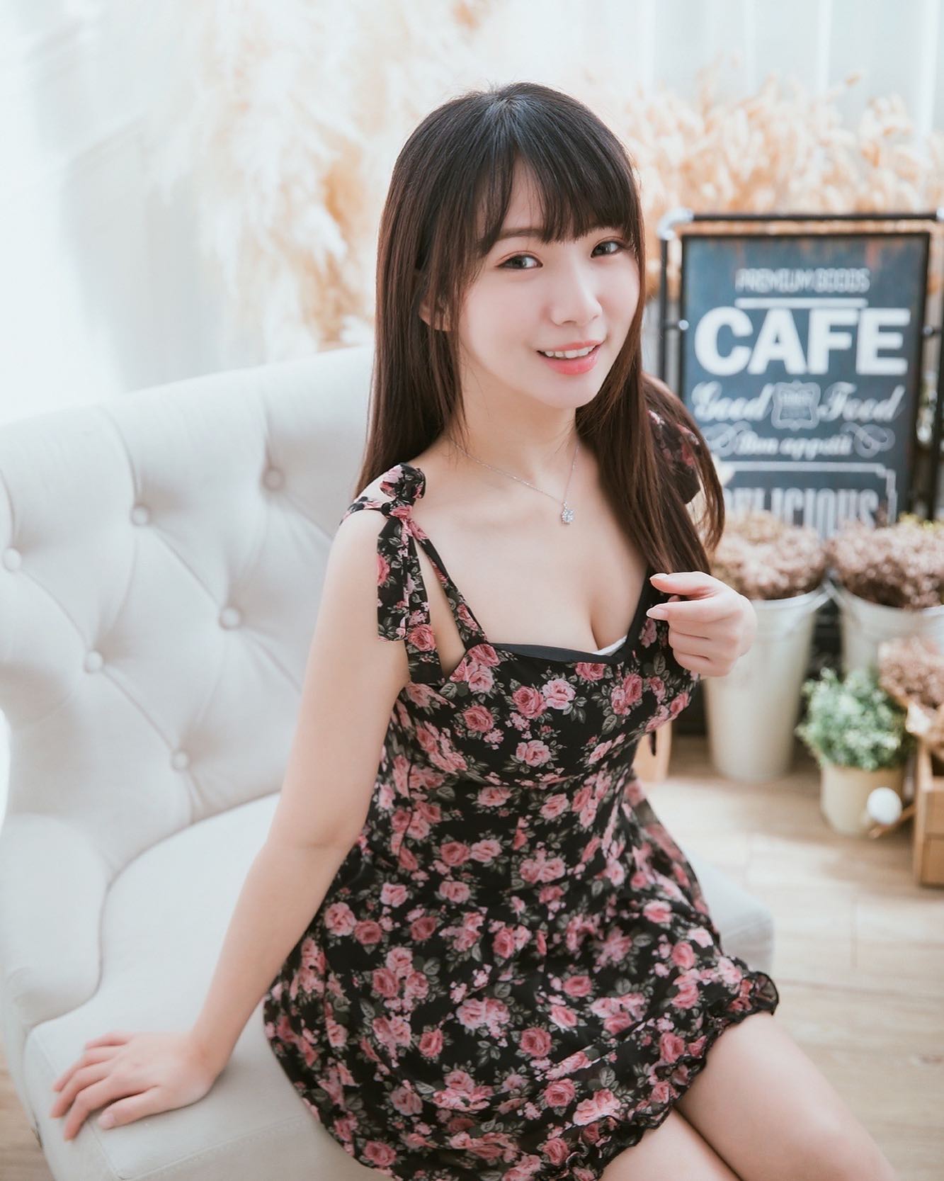 妹子思思一躺床就誘惑十足！低胸美乳「惹火度爆表」還有前凸後翹好身材-第1章-图片8