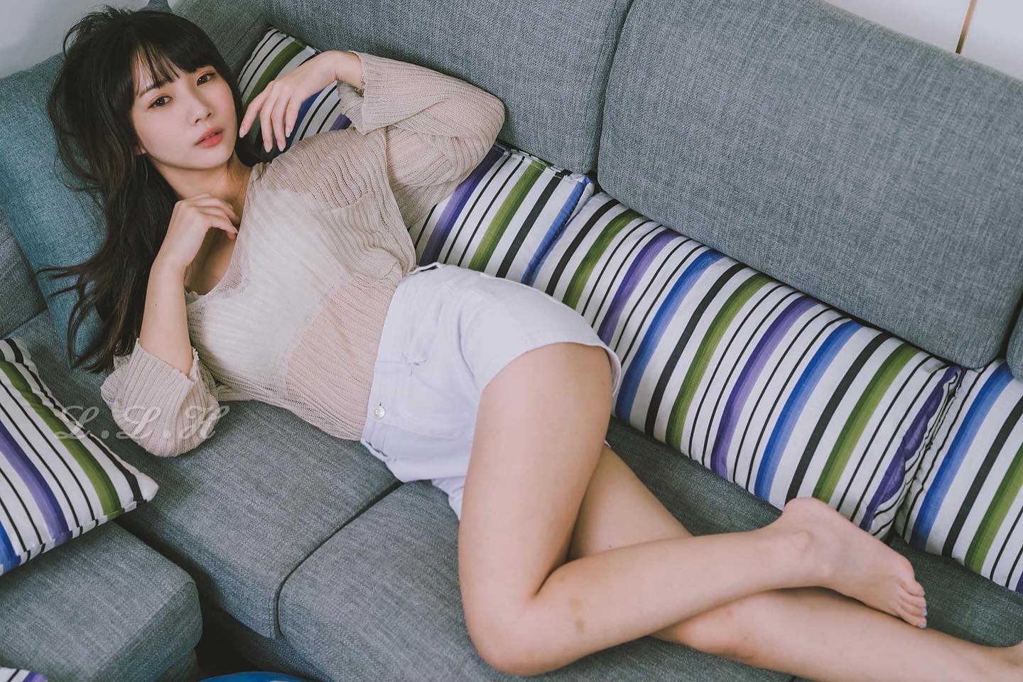 妹子思思一躺床就誘惑十足！低胸美乳「惹火度爆表」還有前凸後翹好身材-第1章-图片7