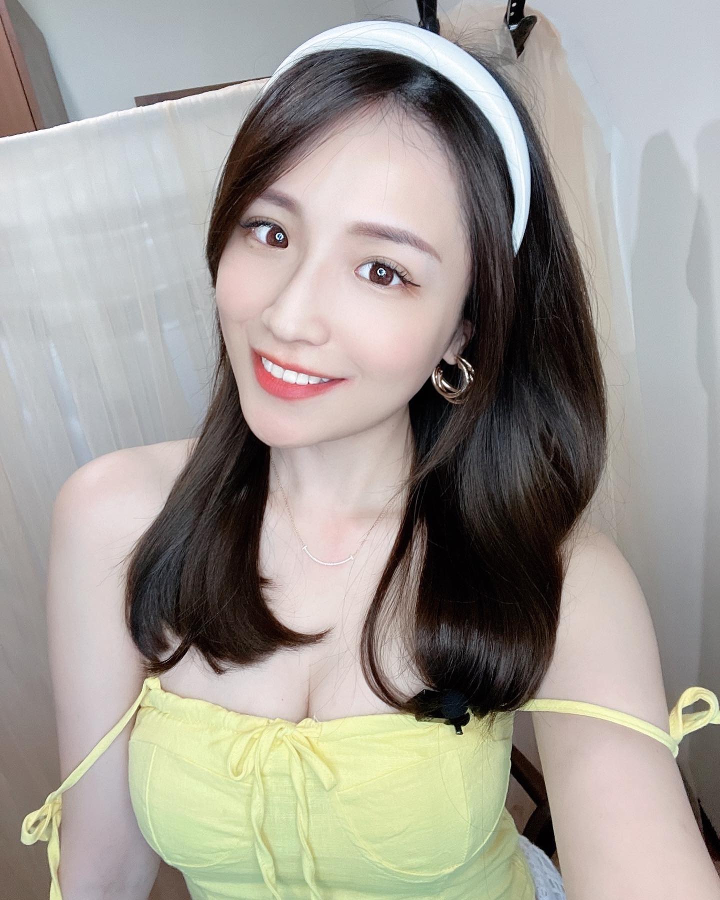 白皙美腿正妹Hebbe和臉蛋反差的「超猛爆乳量」太銷魂!尺度超狂「滿滿都是養眼深溝」-第1章-图片2