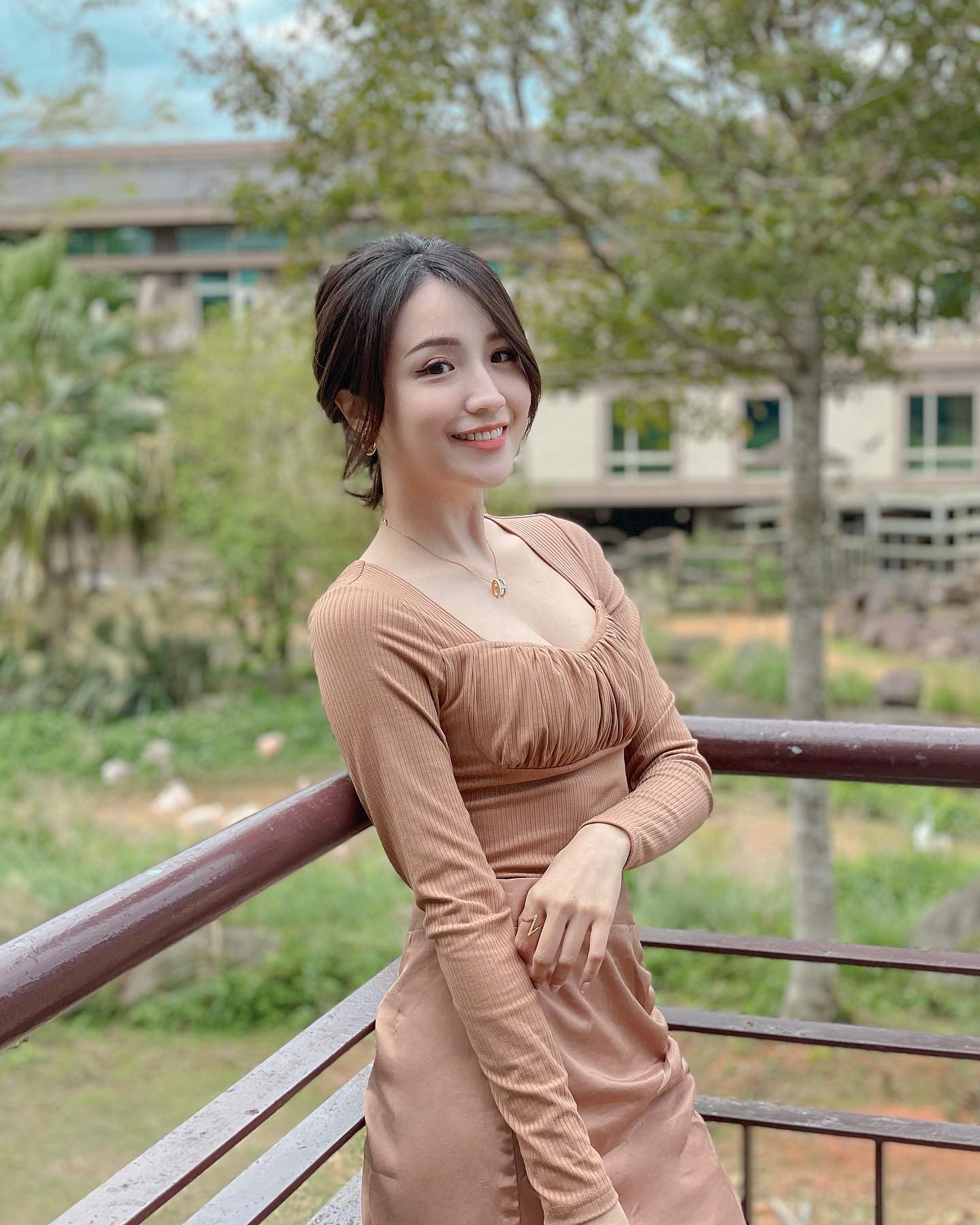 白皙美腿正妹Hebbe和臉蛋反差的「超猛爆乳量」太銷魂!尺度超狂「滿滿都是養眼深溝」-第1章-图片1