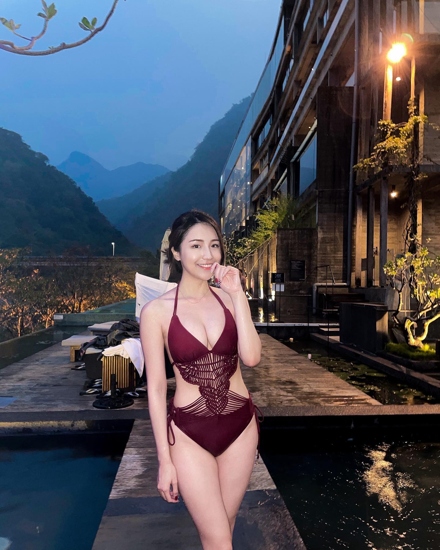 白皙美腿正妹Hebbe和臉蛋反差的「超猛爆乳量」太銷魂!尺度超狂「滿滿都是養眼深溝」-第1章-图片5