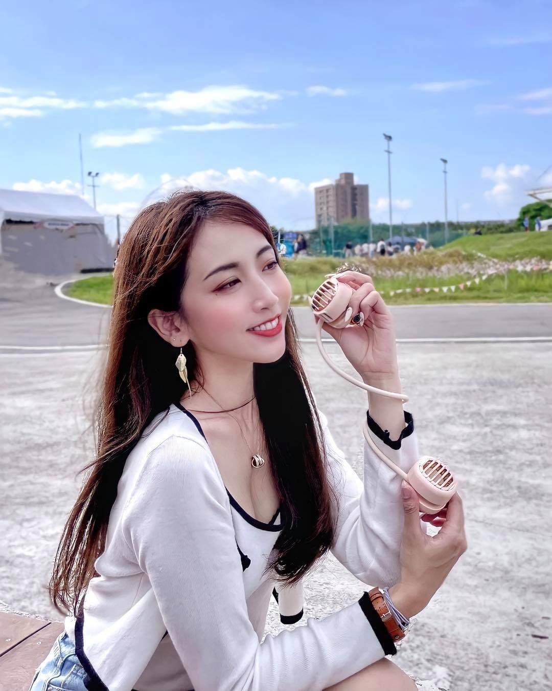 漂亮寶貝菁菁修長S曲線看了就鼻血狂噴啊!笑容超有感染力還有「傲人深溝」-第1章-图片5