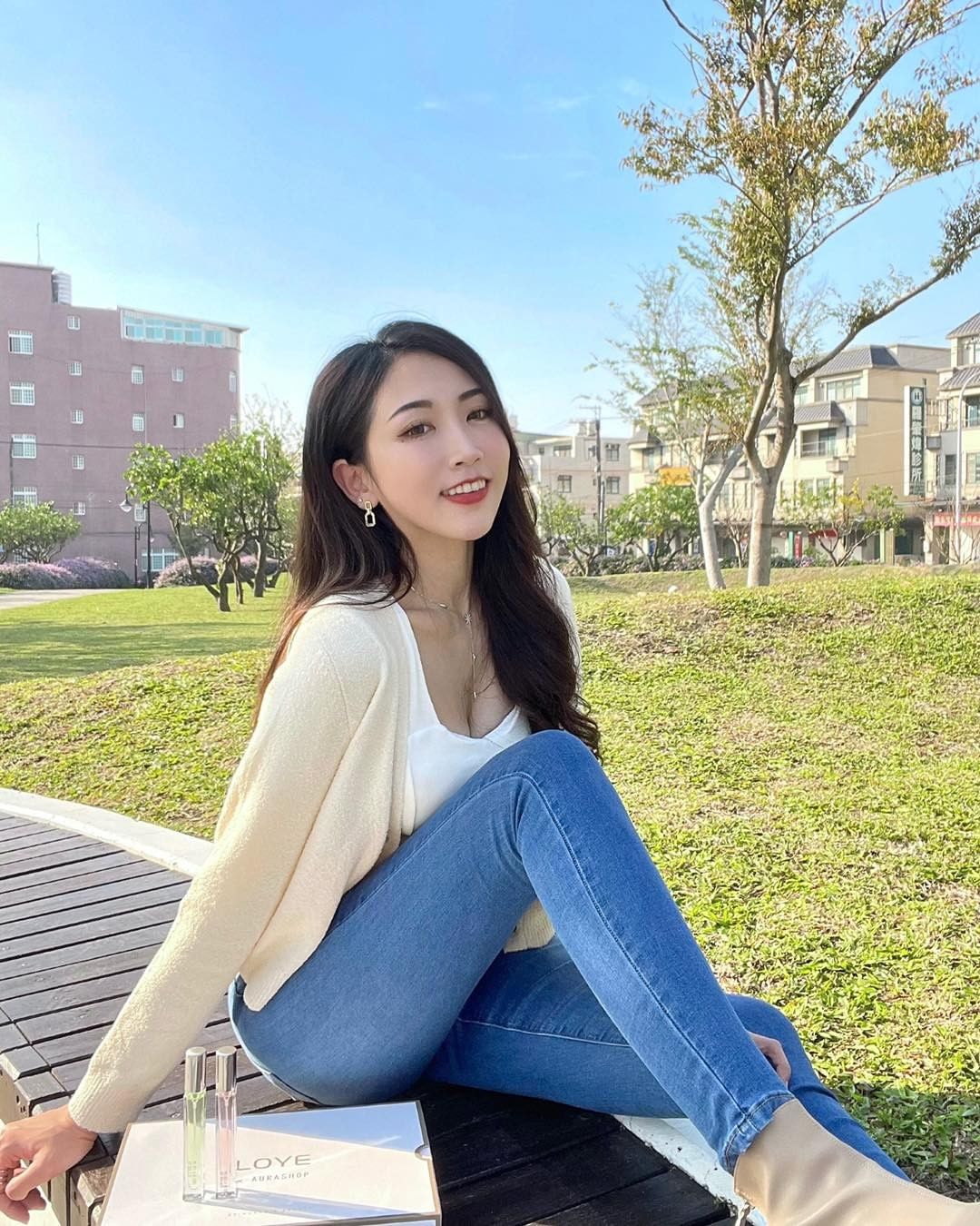 漂亮寶貝菁菁修長S曲線看了就鼻血狂噴啊!笑容超有感染力還有「傲人深溝」-第1章-图片6