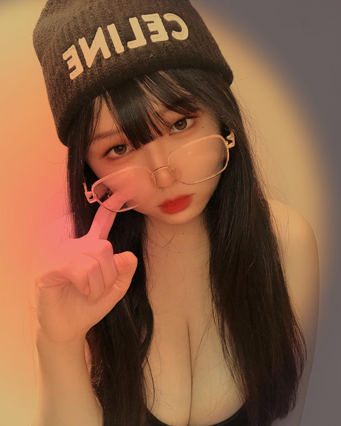 大奶正妹Mia「上衣太緊」把長輩徹底出賣!「低胸視角」畫面太猛啦-第1章-图片3