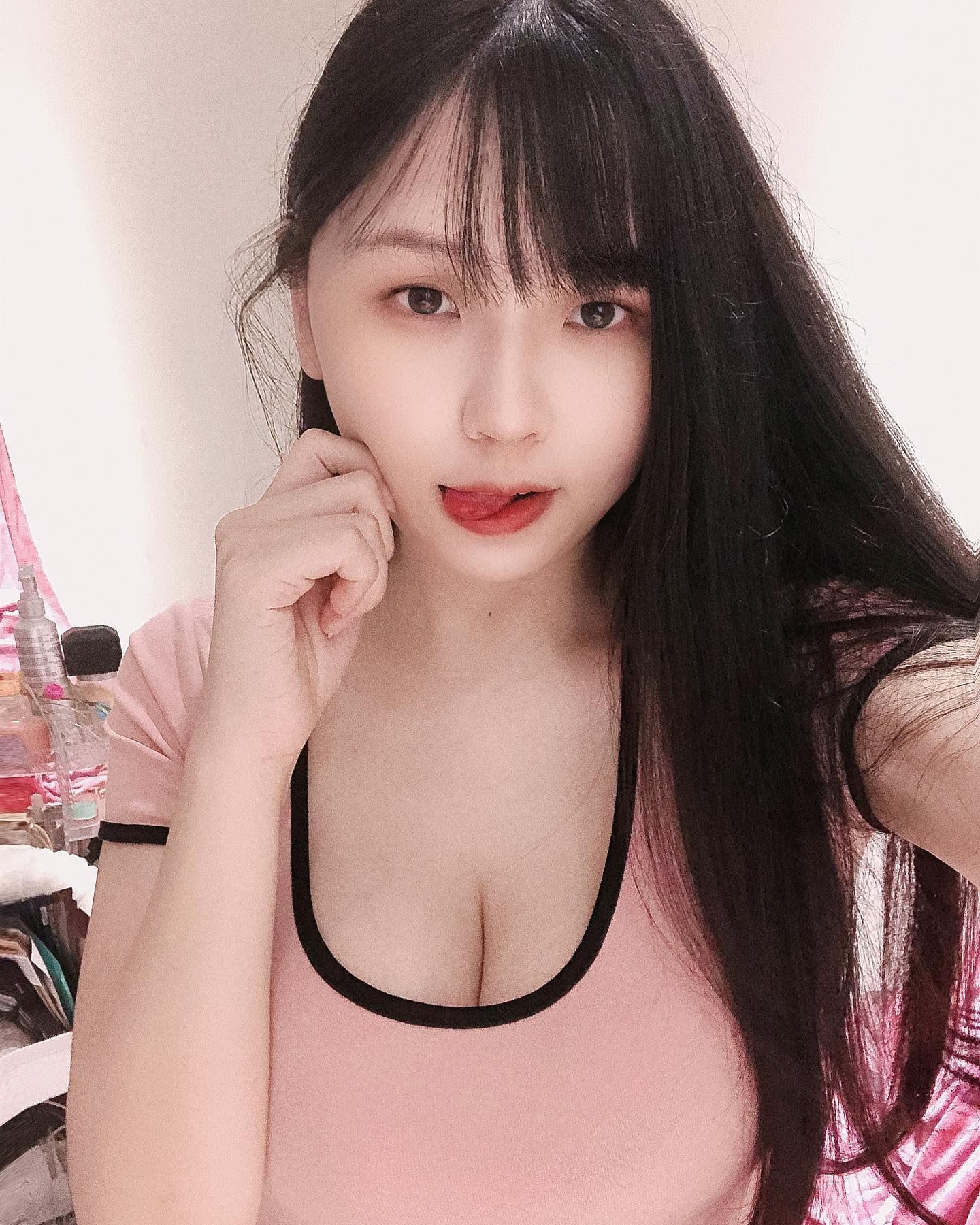 大奶正妹Mia「上衣太緊」把長輩徹底出賣!「低胸視角」畫面太猛啦-第1章-图片7