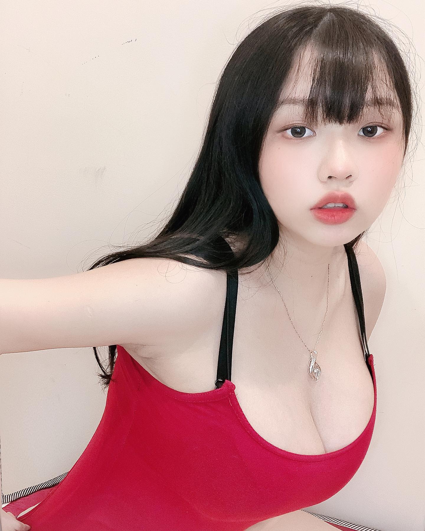 大奶正妹Mia「上衣太緊」把長輩徹底出賣!「低胸視角」畫面太猛啦-第1章-图片10