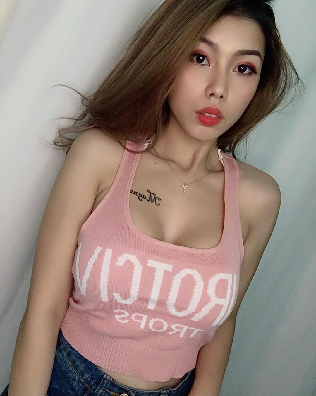 火辣闆娘張嘻嘻白嫩雪乳深藏不露 讓網友鼻血直流-第1章-图片1