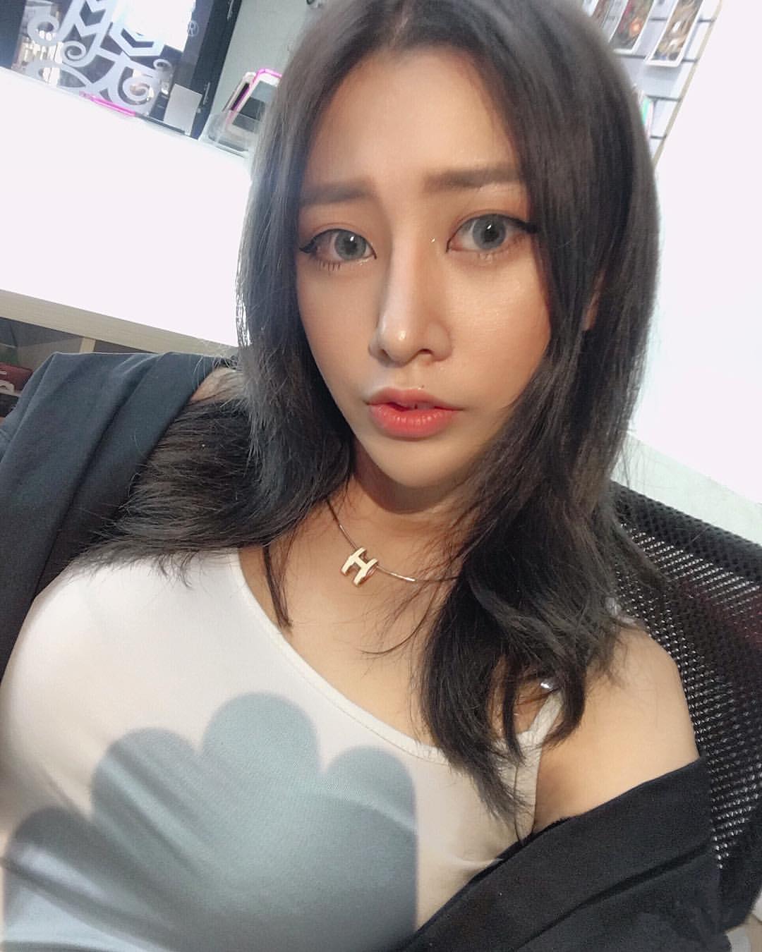 直播主妮妮渾圓巨乳溢出視覺畫面超級兇-第1章-图片12