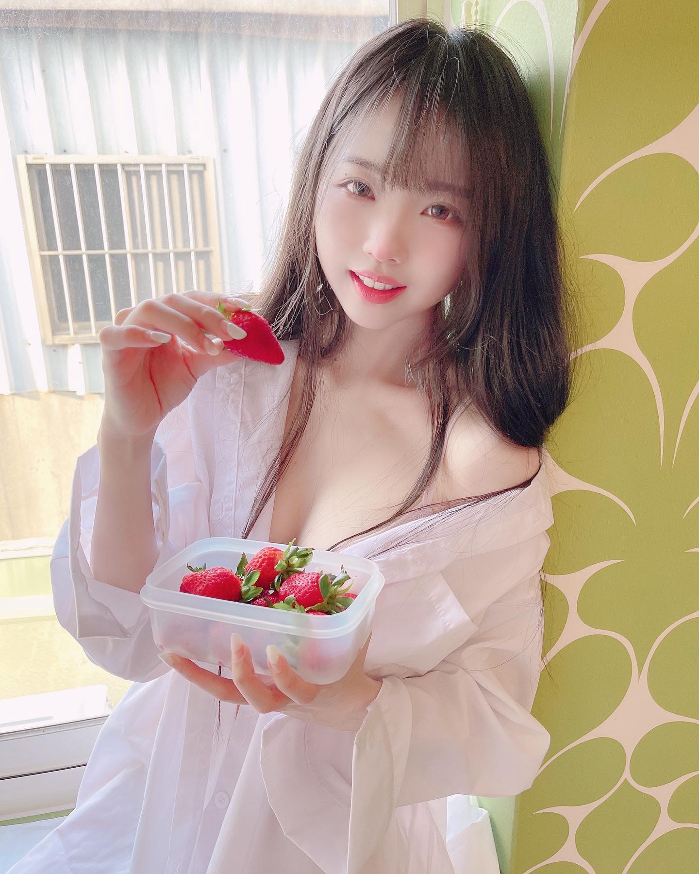 甜心正妹「趙兔兔」驚人奶量乳花四濺，「火辣深溝」大到溢出來！-第1章-图片8