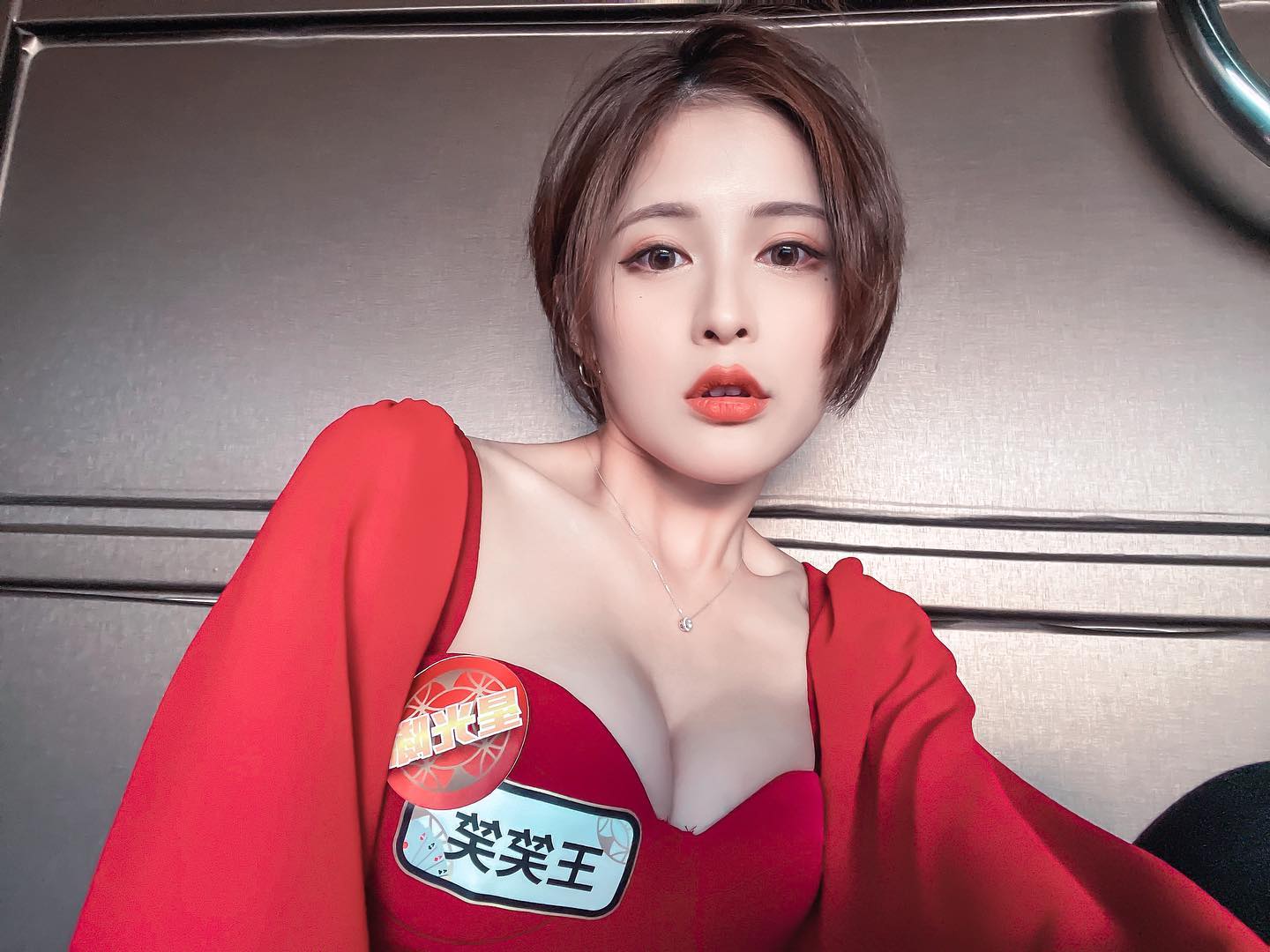 帥氣正妹「王笑笑」邪惡胸型直接溢出！極品身材還有火辣美腿，這顏值贏了啦！-第1章-图片5