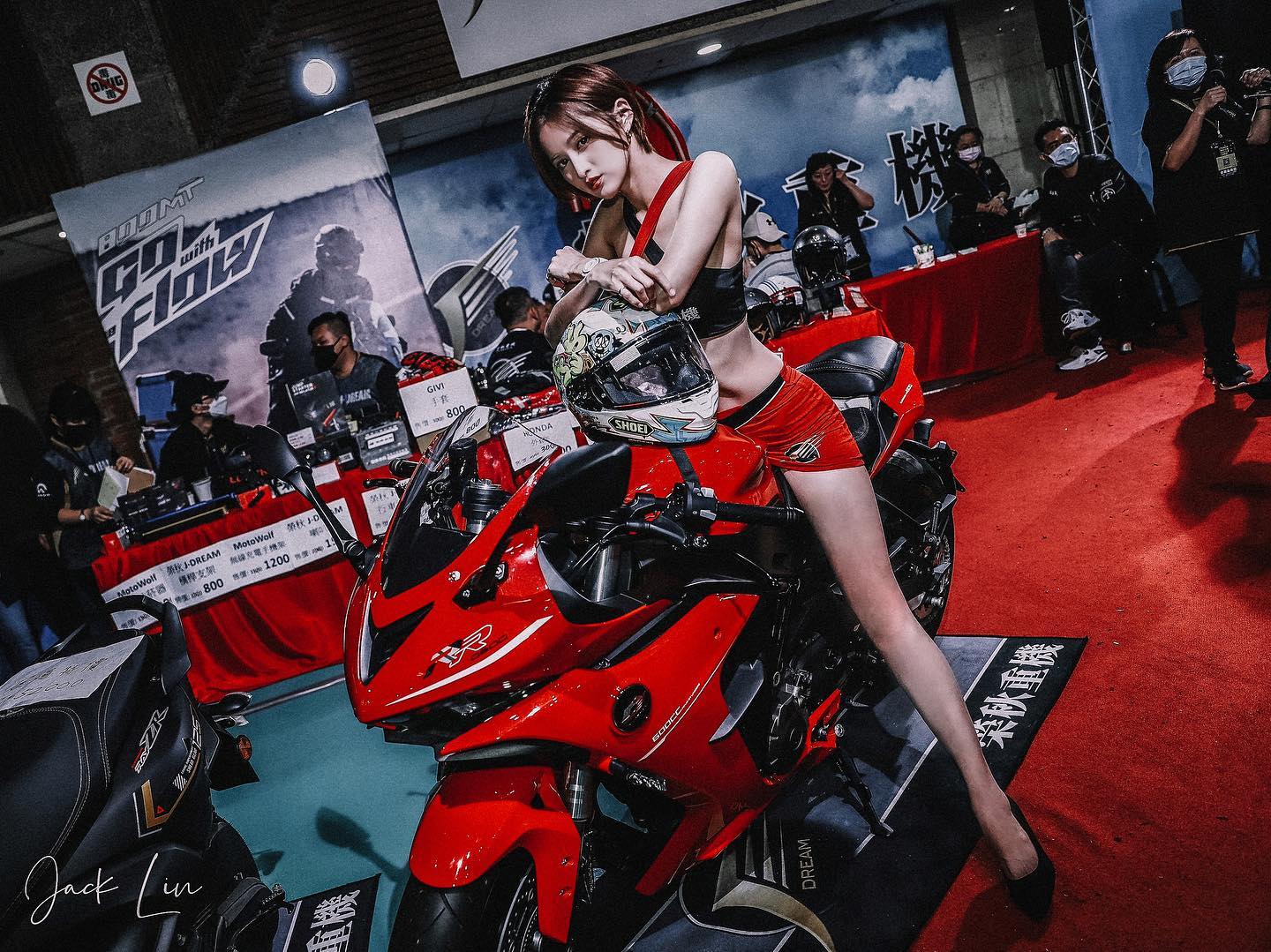 帥氣正妹「王笑笑」邪惡胸型直接溢出！極品身材還有火辣美腿，這顏值贏了啦！-第1章-图片6