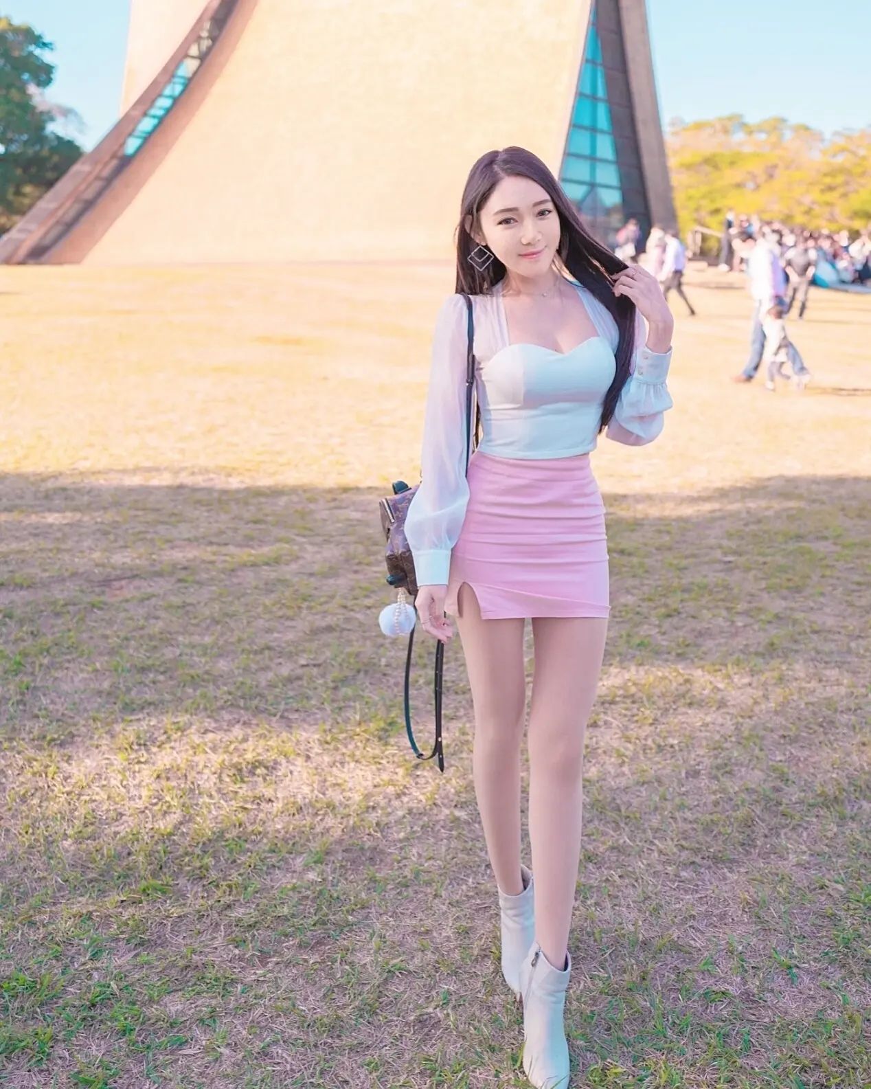 電眼美女「莉薇」萬惡的美乳身材整個有夠犯規，招牌笑容超勾人-第1章-图片4