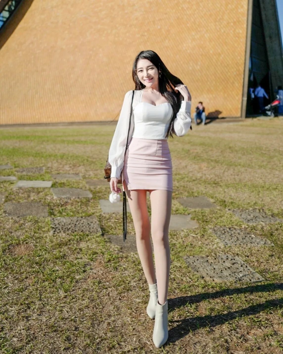 電眼美女「莉薇」萬惡的美乳身材整個有夠犯規，招牌笑容超勾人-第1章-图片9