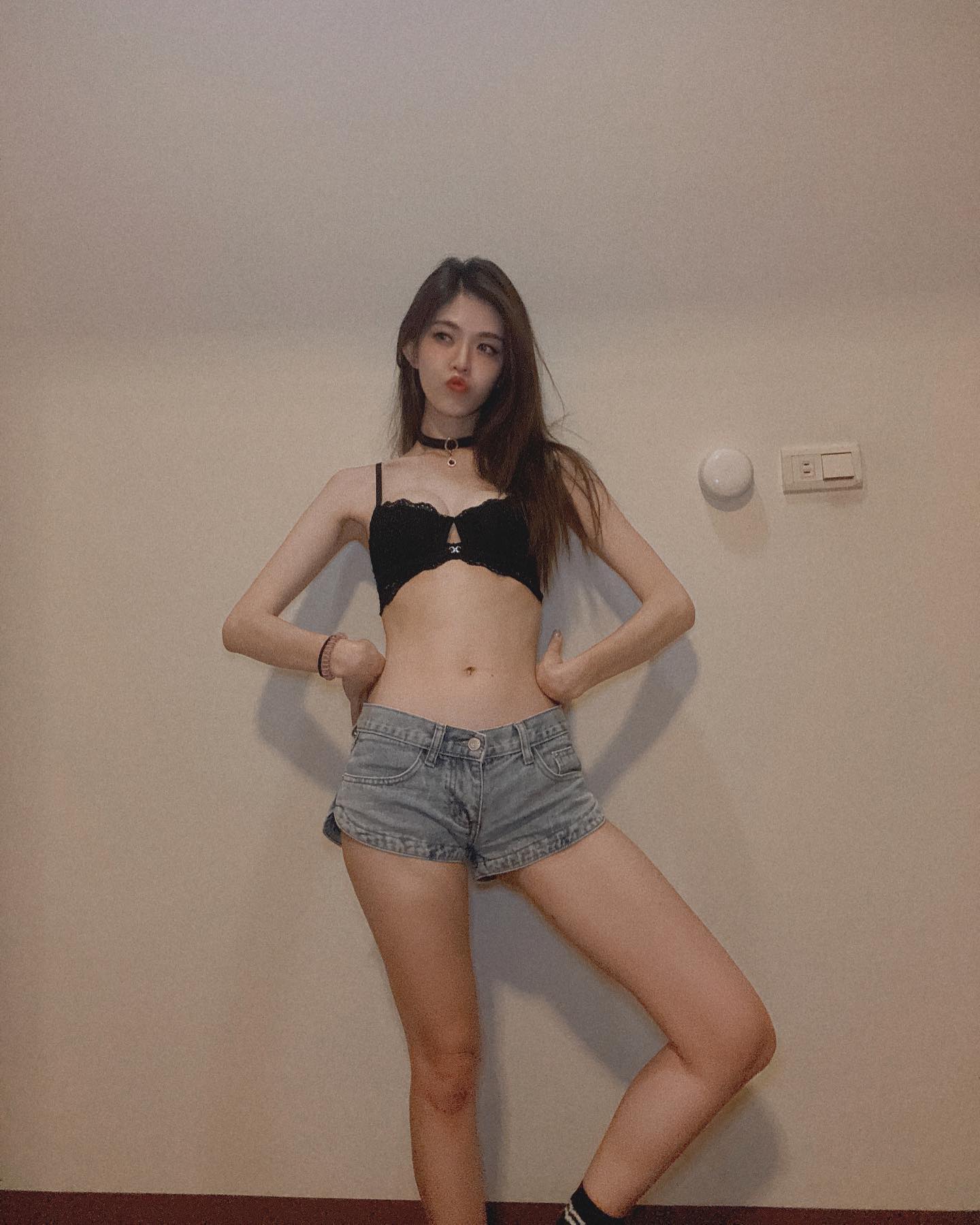 性感正妹「郭巾巾」驗明巨乳蟻腰好身材！性感圓弧線超迷人，魂被她徹底勾走了！-第1章-图片4