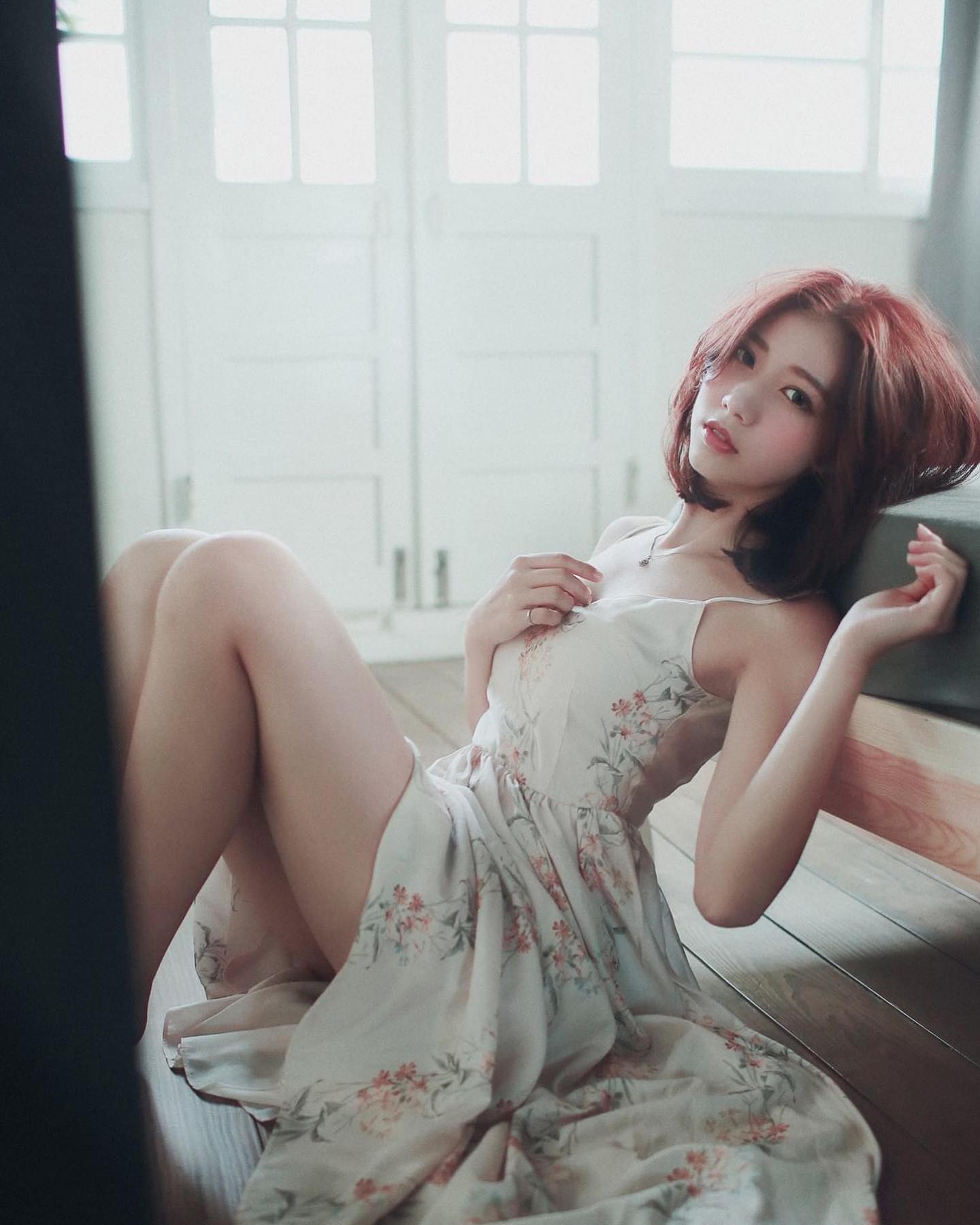 「龍睬崴」氣質笑容與雪白深溝太吸睛！「修長美腿」讓人直接戀愛啦！-第1章-图片3