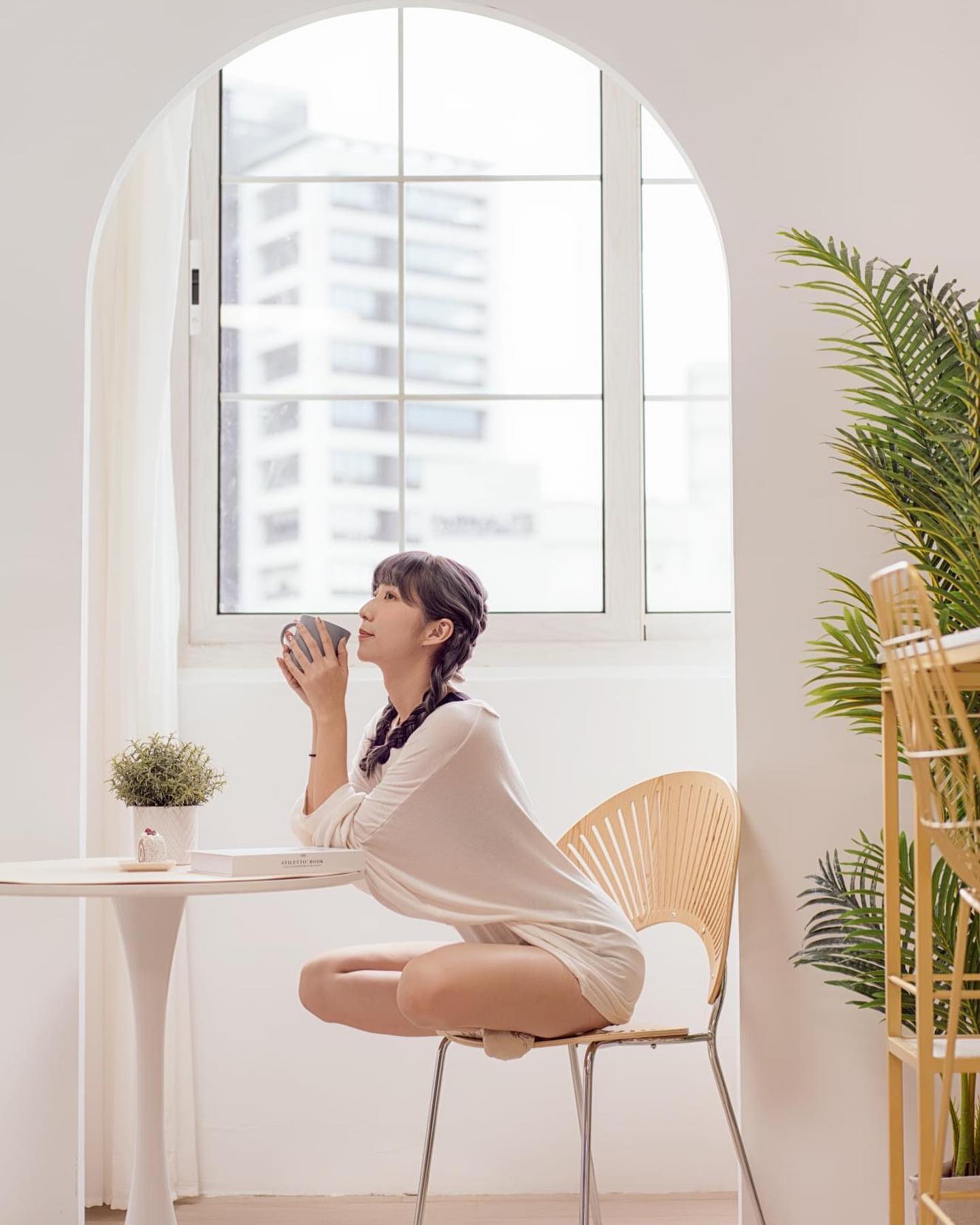 「龍睬崴」氣質笑容與雪白深溝太吸睛！「修長美腿」讓人直接戀愛啦！-第1章-图片8