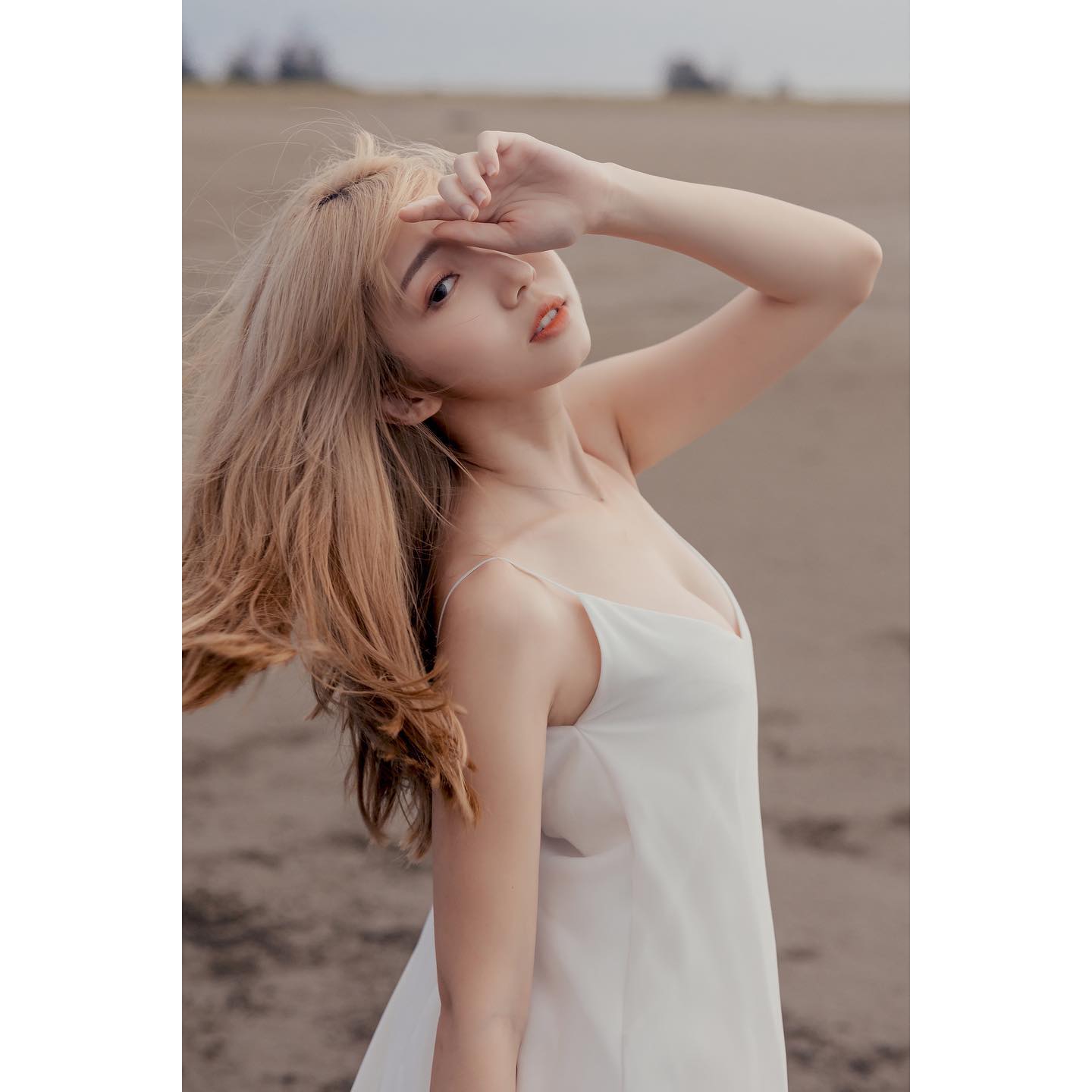 「龍睬崴」氣質笑容與雪白深溝太吸睛！「修長美腿」讓人直接戀愛啦！-第1章-图片9