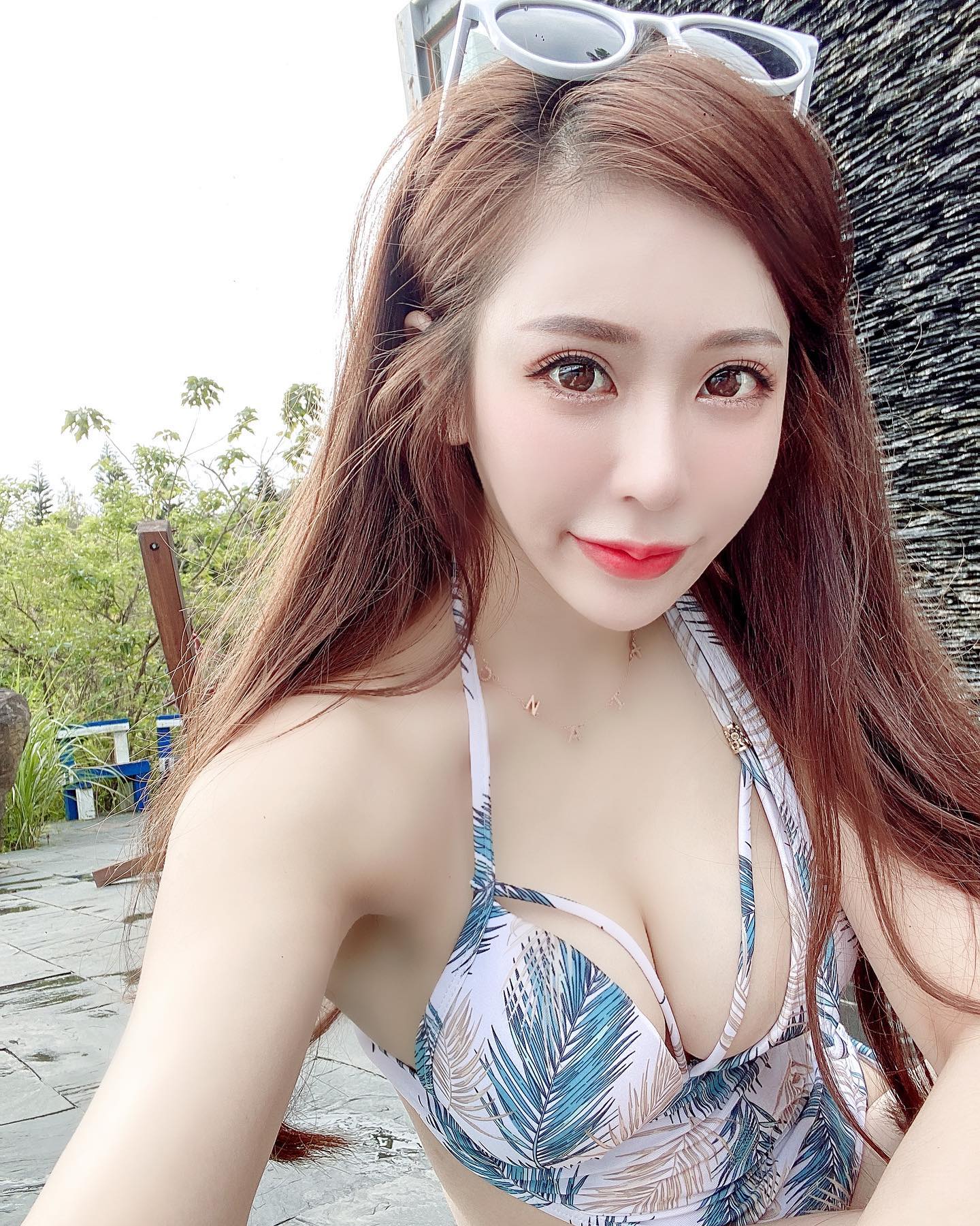 大眼奶妹「湘湘」眼神會勾人,一個微笑把心偷走不還!穿深V上衣差點掉出來!-第1章-图片2