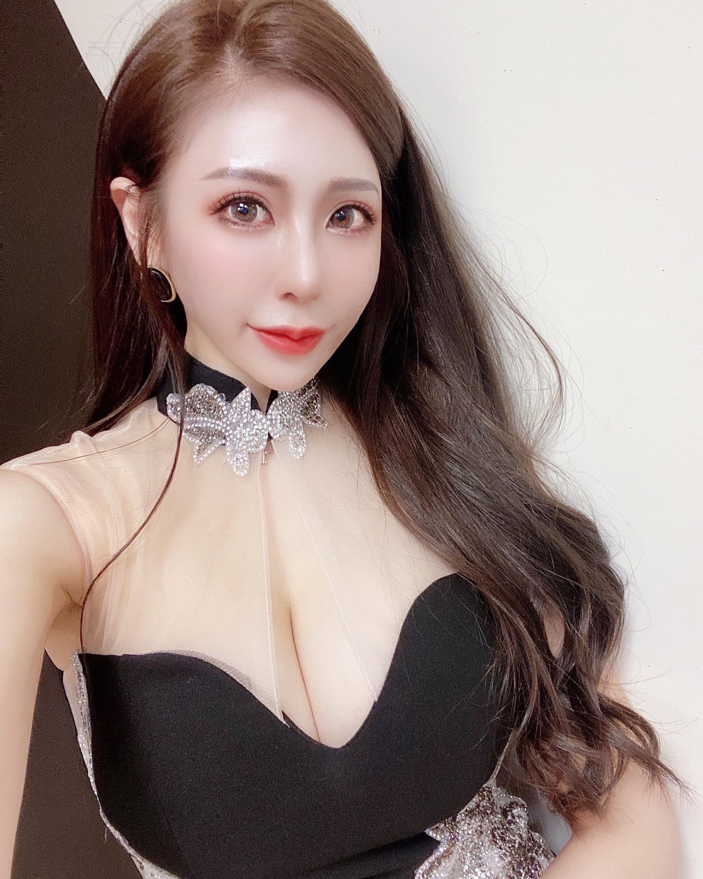 大眼奶妹「湘湘」眼神會勾人,一個微笑把心偷走不還!穿深V上衣差點掉出來!-第1章-图片3