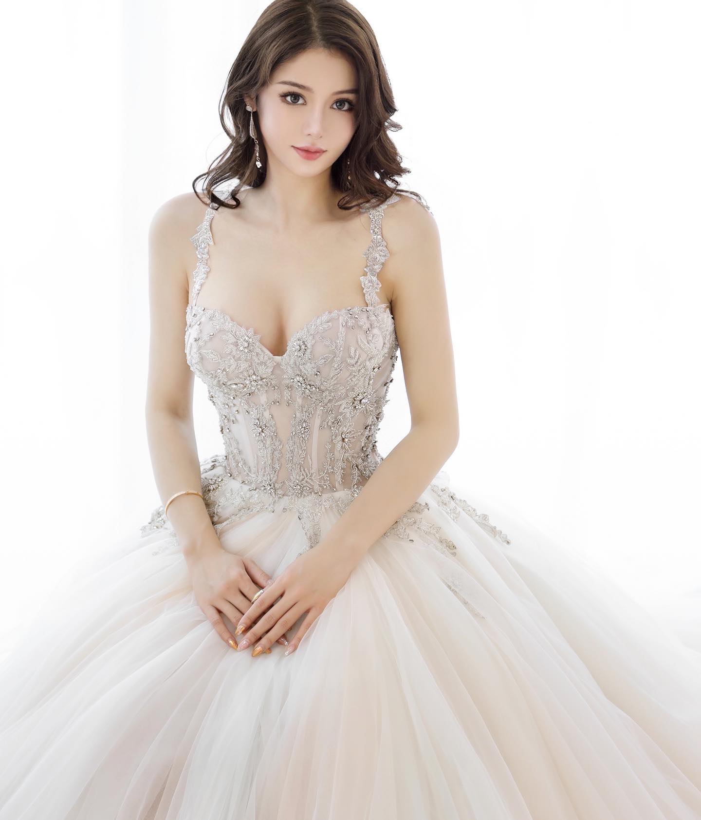 女神「笑辛」乳力全開塞好塞滿整個螢幕！ 超神級極品長腿讓人鼻血直流-第1章-图片1