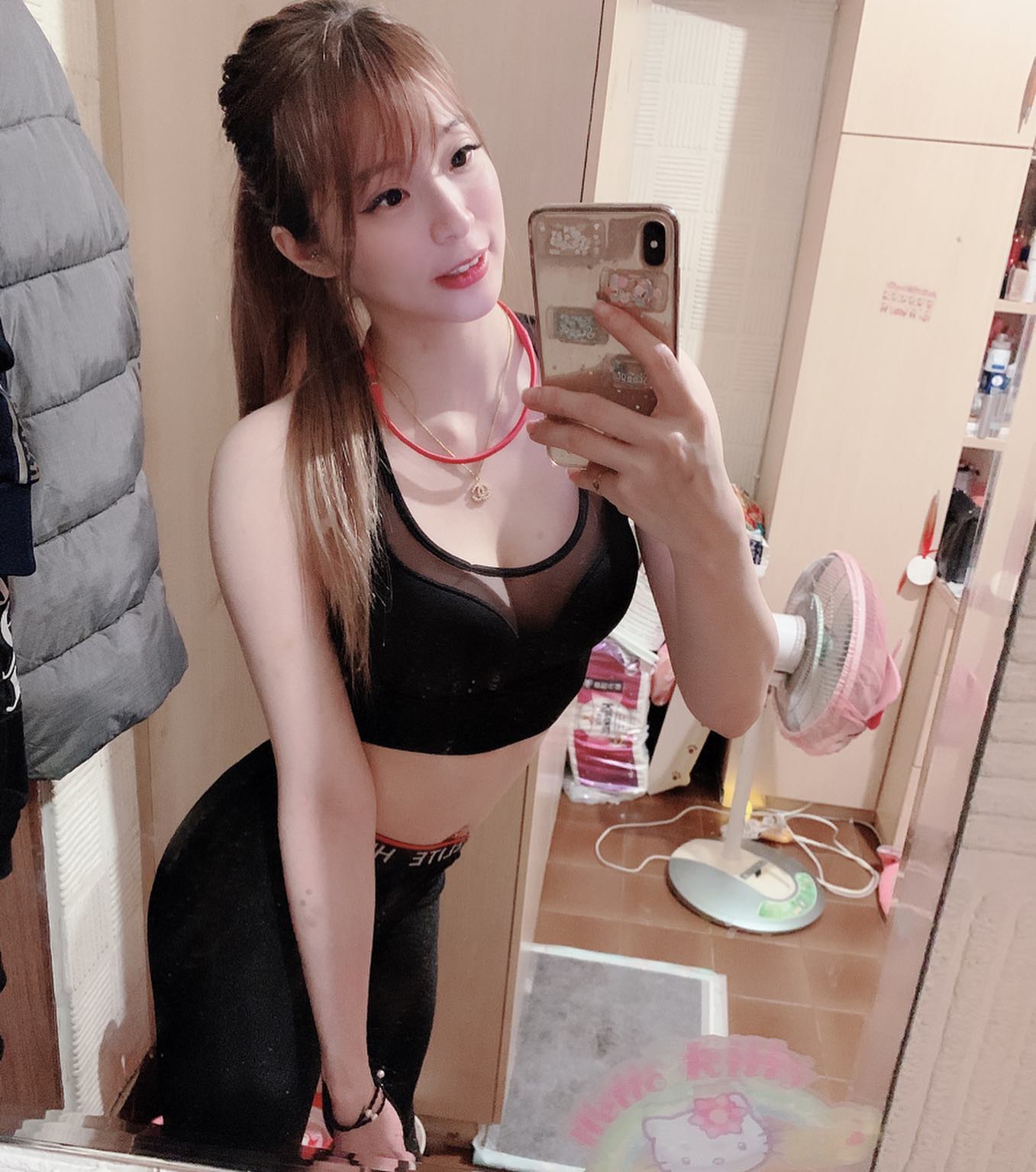 長腿姐姐「絲琦」螢幕前散發濃濃奶香,深藏不露「不合法好身材」!-第1章-图片2