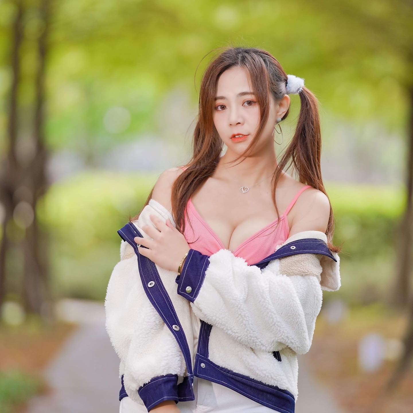 情慾正妹「貝拉Bella」穿「爆乳裝」身材好有料，「前突後翹」好身材搶走所有視...-第1章-图片8