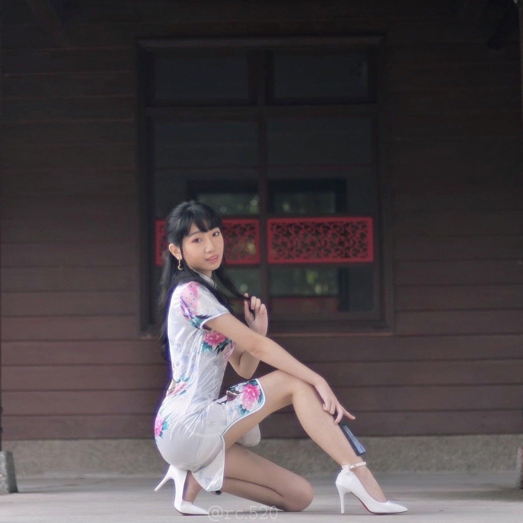 長腿正妹「若草」火辣身材搭配黑絲襪，超邪惡的「白皙美腿」讓人看醉了-第1章-图片5