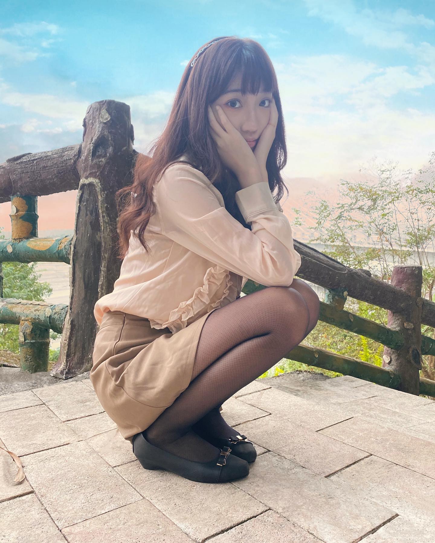 長腿正妹「若草」火辣身材搭配黑絲襪，超邪惡的「白皙美腿」讓人看醉了-第1章-图片9