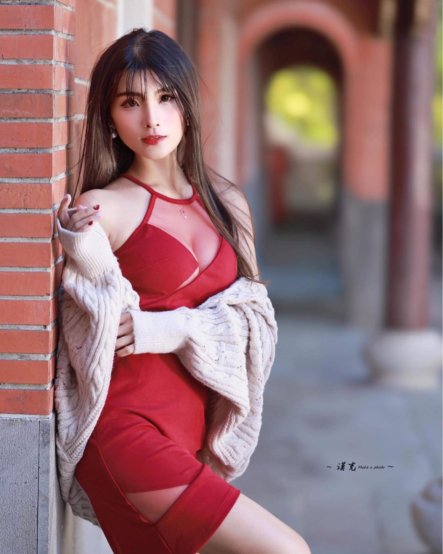 極品正妹「畇菲」在床上用深溝誘惑你！自備兩粒「渾圓奶球」使出迷惑術-第1章-图片4