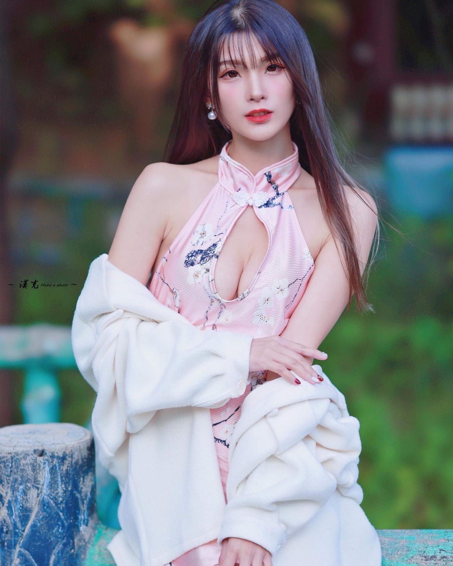 極品正妹「畇菲」在床上用深溝誘惑你！自備兩粒「渾圓奶球」使出迷惑術-第1章-图片5