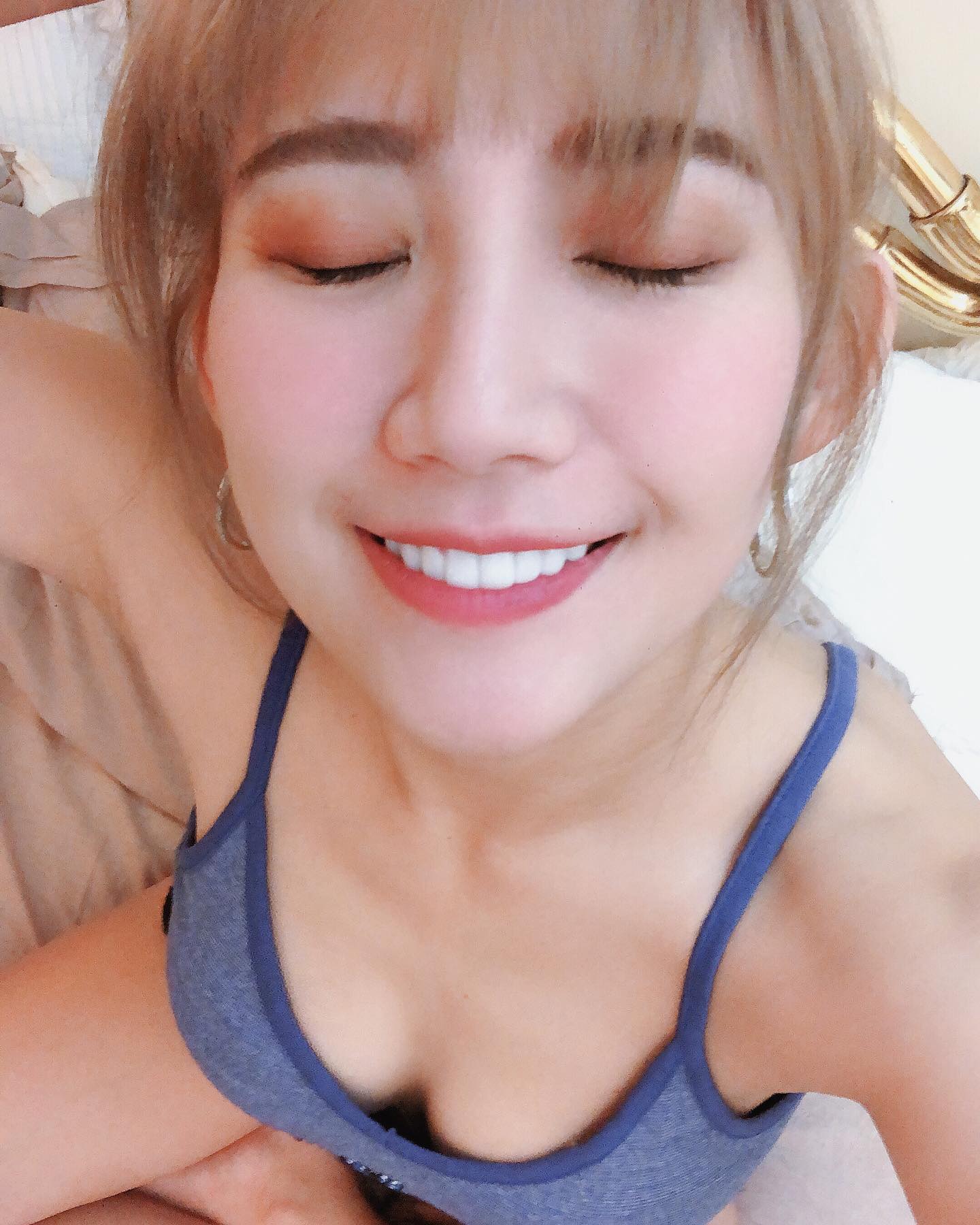 美乳妹子「凱莉絲」鮮豔美乳有夠犯規！「衣衫不整」視角好邪惡-第1章-图片7