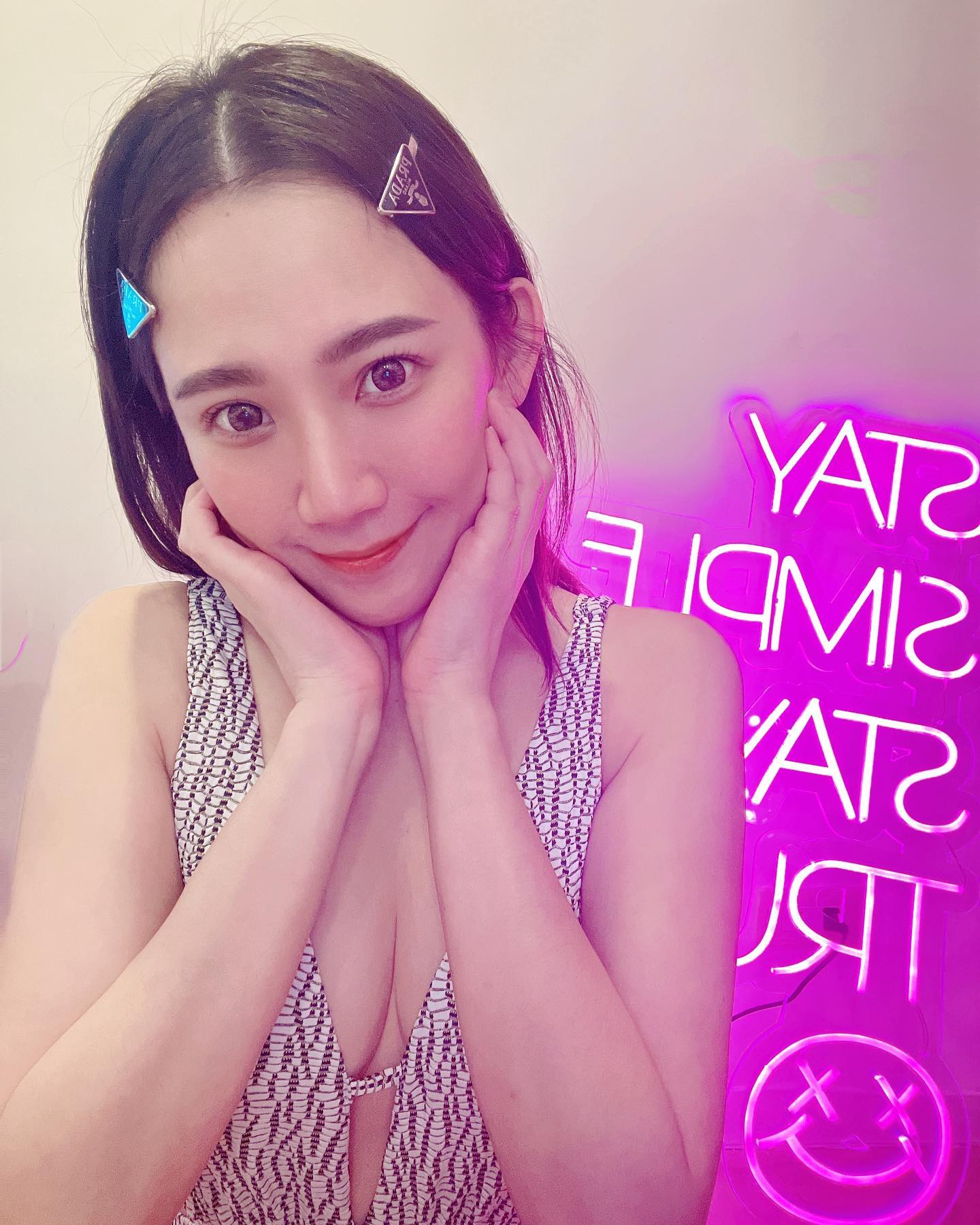 美乳妹子「凱莉絲」鮮豔美乳有夠犯規！「衣衫不整」視角好邪惡-第1章-图片8