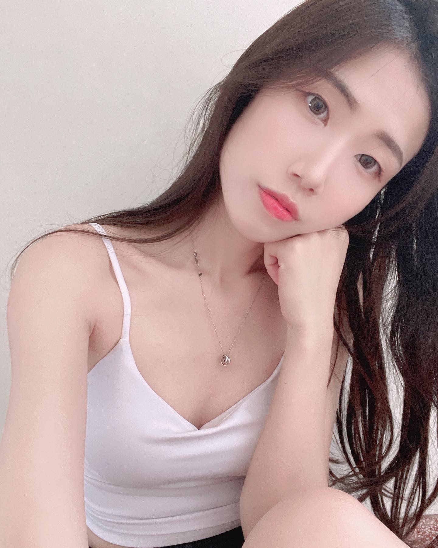 氣質小清新「Jane」美嫩長腿橫掃路面，電眼＋細白長腿讓路人都盯傻了！-第1章-图片4