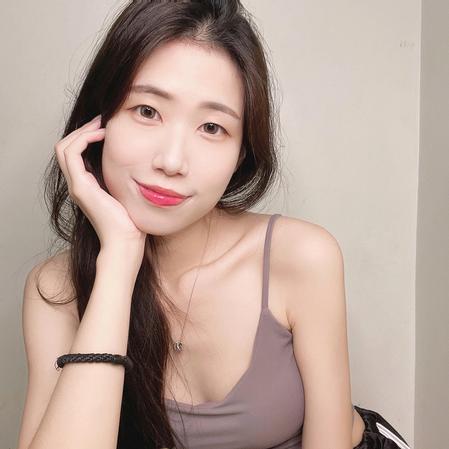 氣質小清新「Jane」美嫩長腿橫掃路面，電眼＋細白長腿讓路人都盯傻了！-第1章-图片3