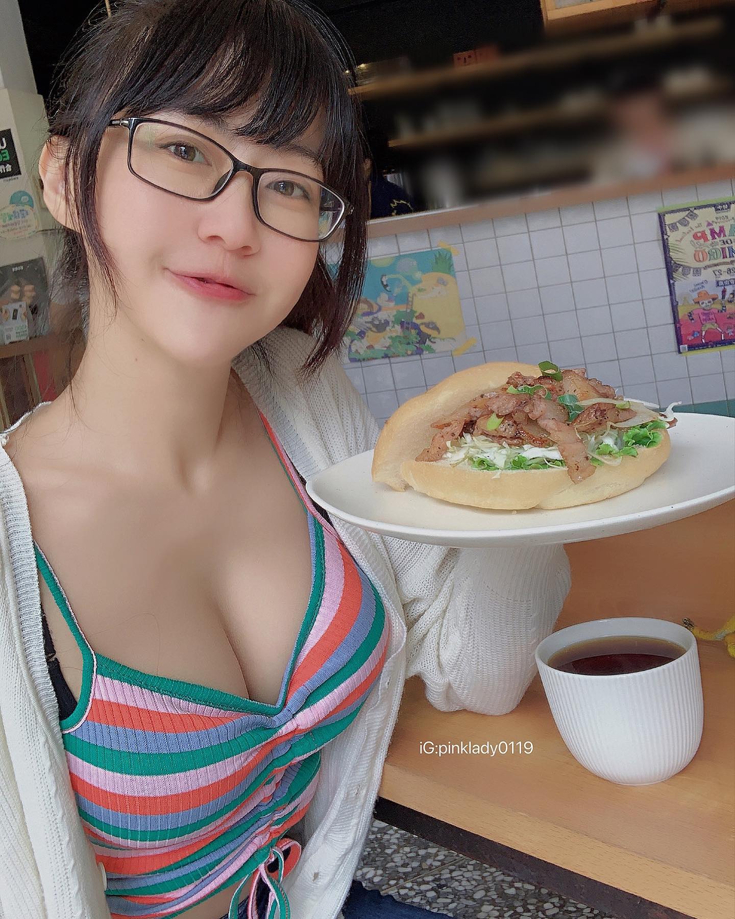 白嫩奶妹「賴粉紅」渾圓嫩乳雪白露出，甜美臉蛋+銷魂身材看起來「好可口」-第1章-图片2