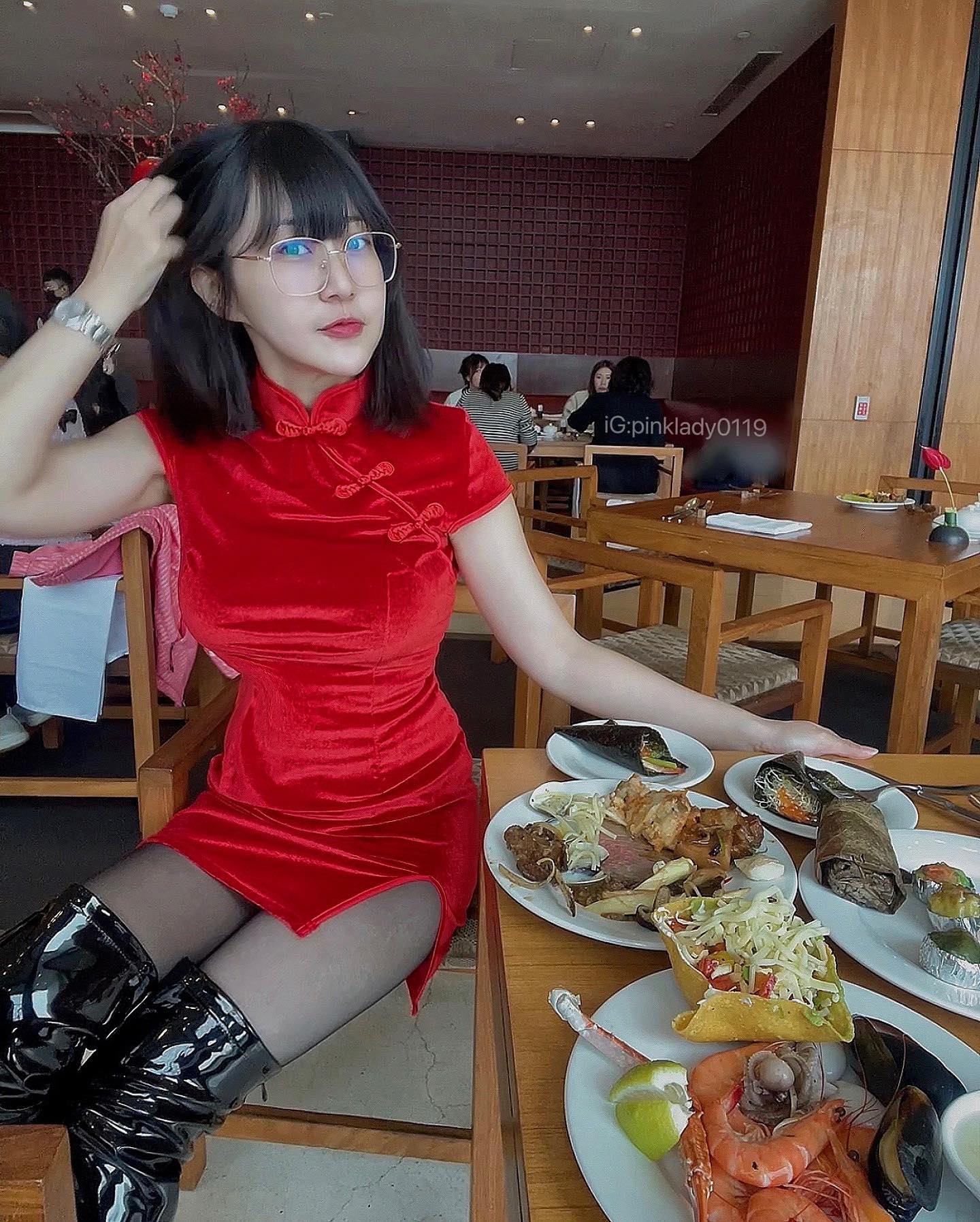 白嫩奶妹「賴粉紅」渾圓嫩乳雪白露出，甜美臉蛋+銷魂身材看起來「好可口」-第1章-图片6