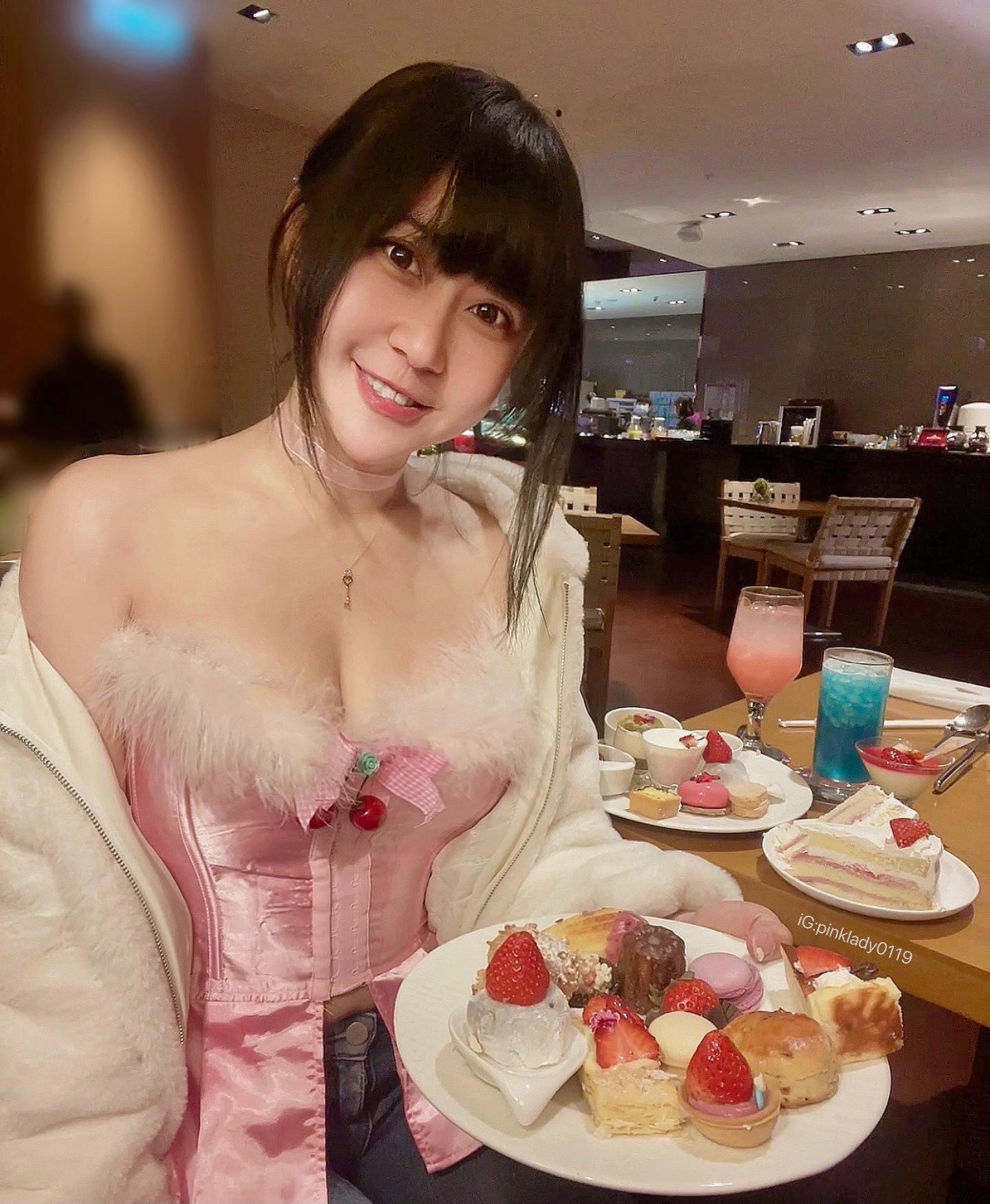 白嫩奶妹「賴粉紅」渾圓嫩乳雪白露出，甜美臉蛋+銷魂身材看起來「好可口」-第1章-图片7