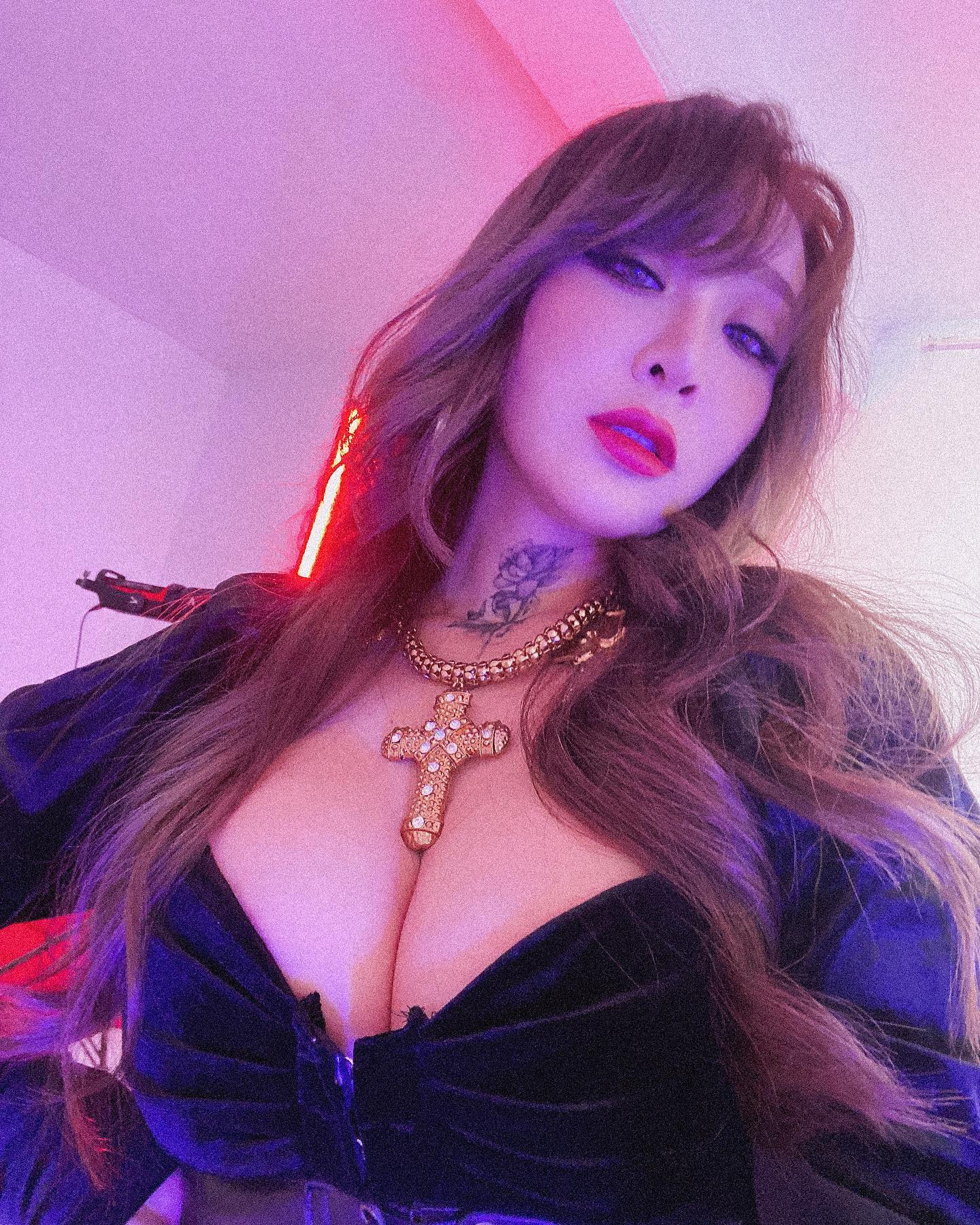 美胸正妹「飛小橘」曲線性感的不可思議，這尺寸太不科學展現「圓潤翹臀」好凶狠-第1章-图片3