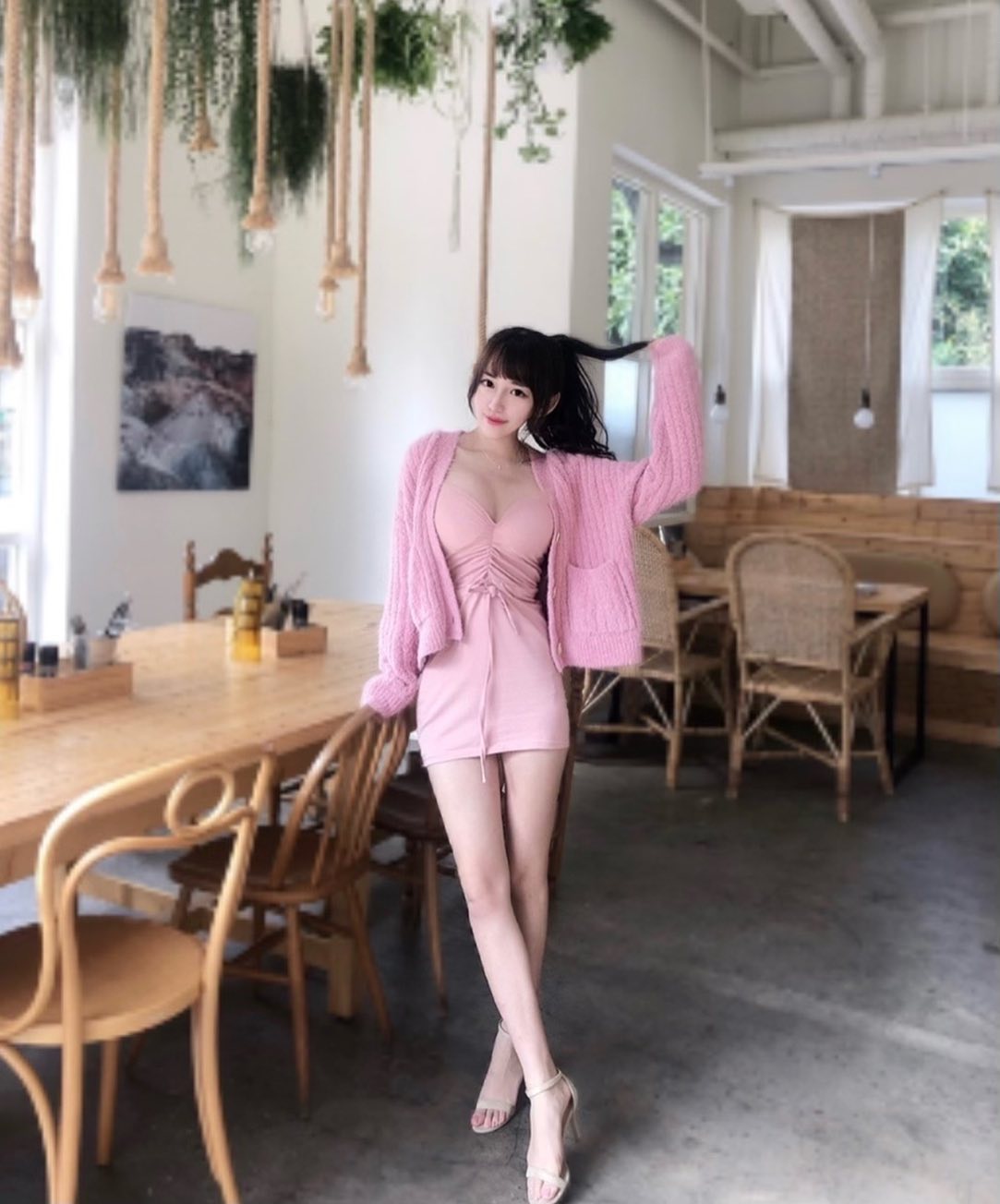 「Elle Li」緊身低胸洋裝「雪白深溝」好明顯！超逆天「美乳畫面」讓人好興奮啊-第1章-图片6