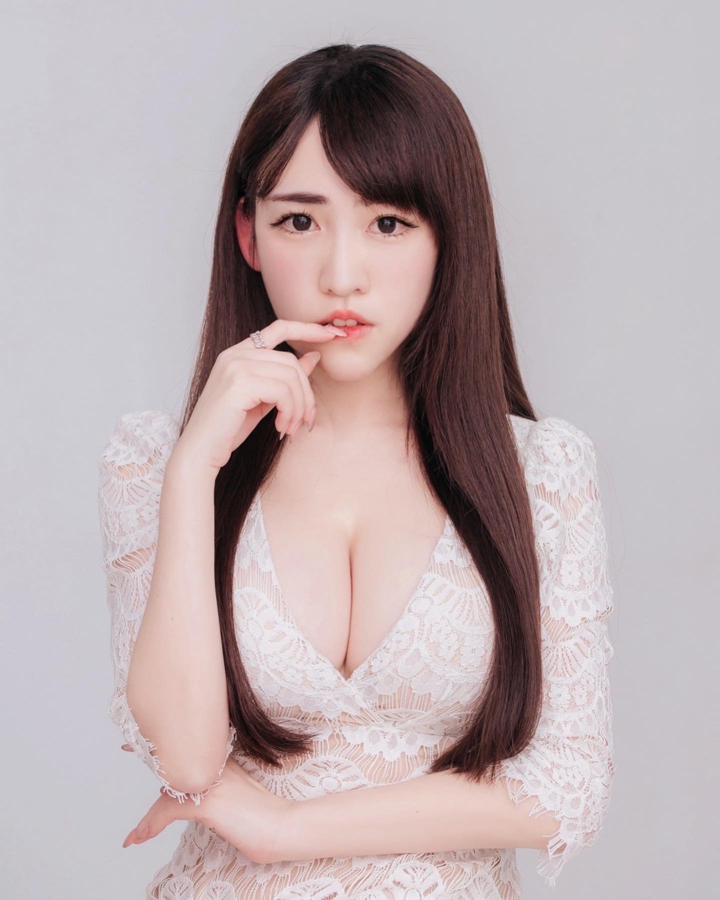 「Elle Li」緊身低胸洋裝「雪白深溝」好明顯！超逆天「美乳畫面」讓人好興奮啊-第1章-图片8