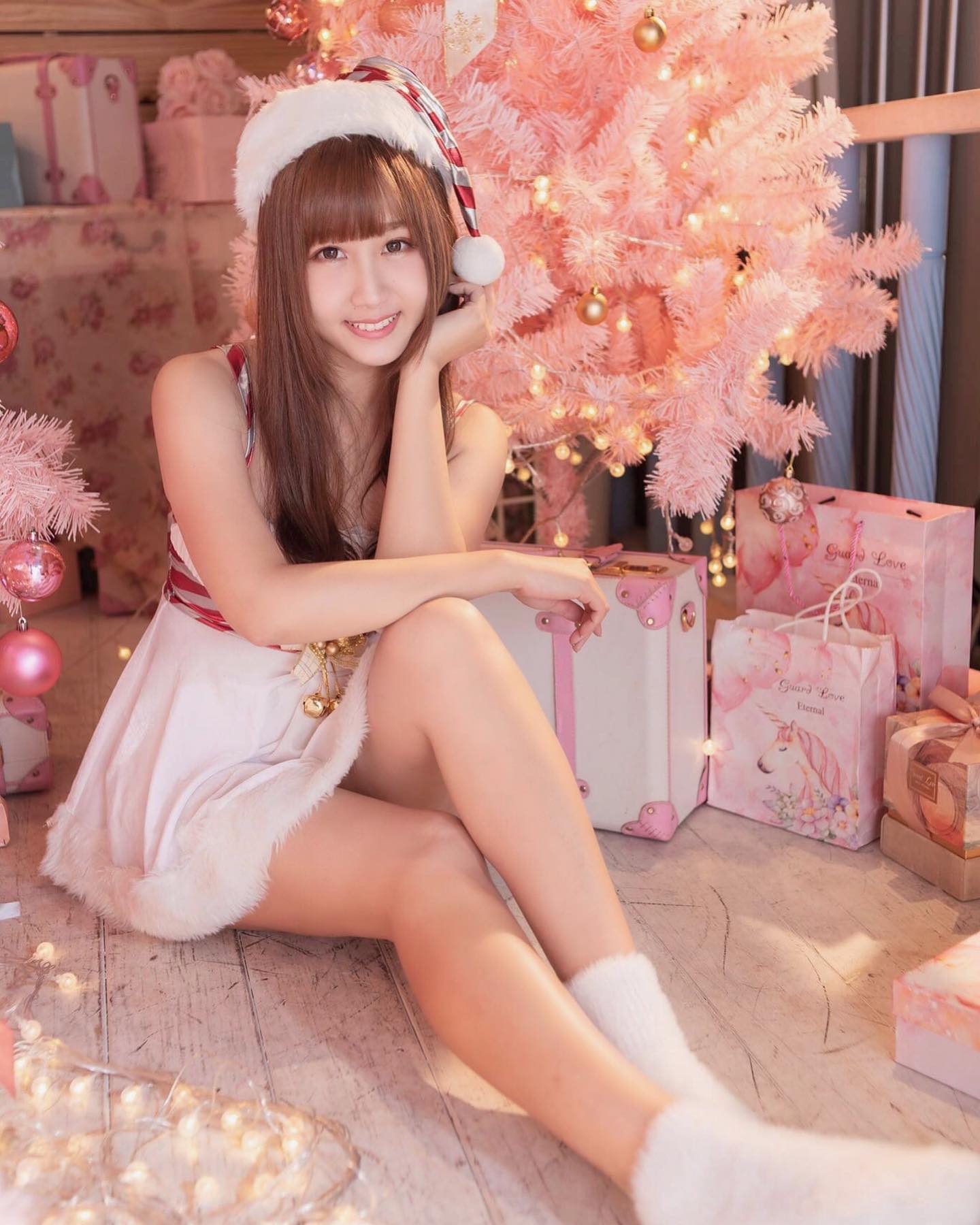 渾圓奶妹「希希」邪惡低胸視角胸好胸滿！滿滿的「白皙長腿」讓你一次滿足-第1章-图片2