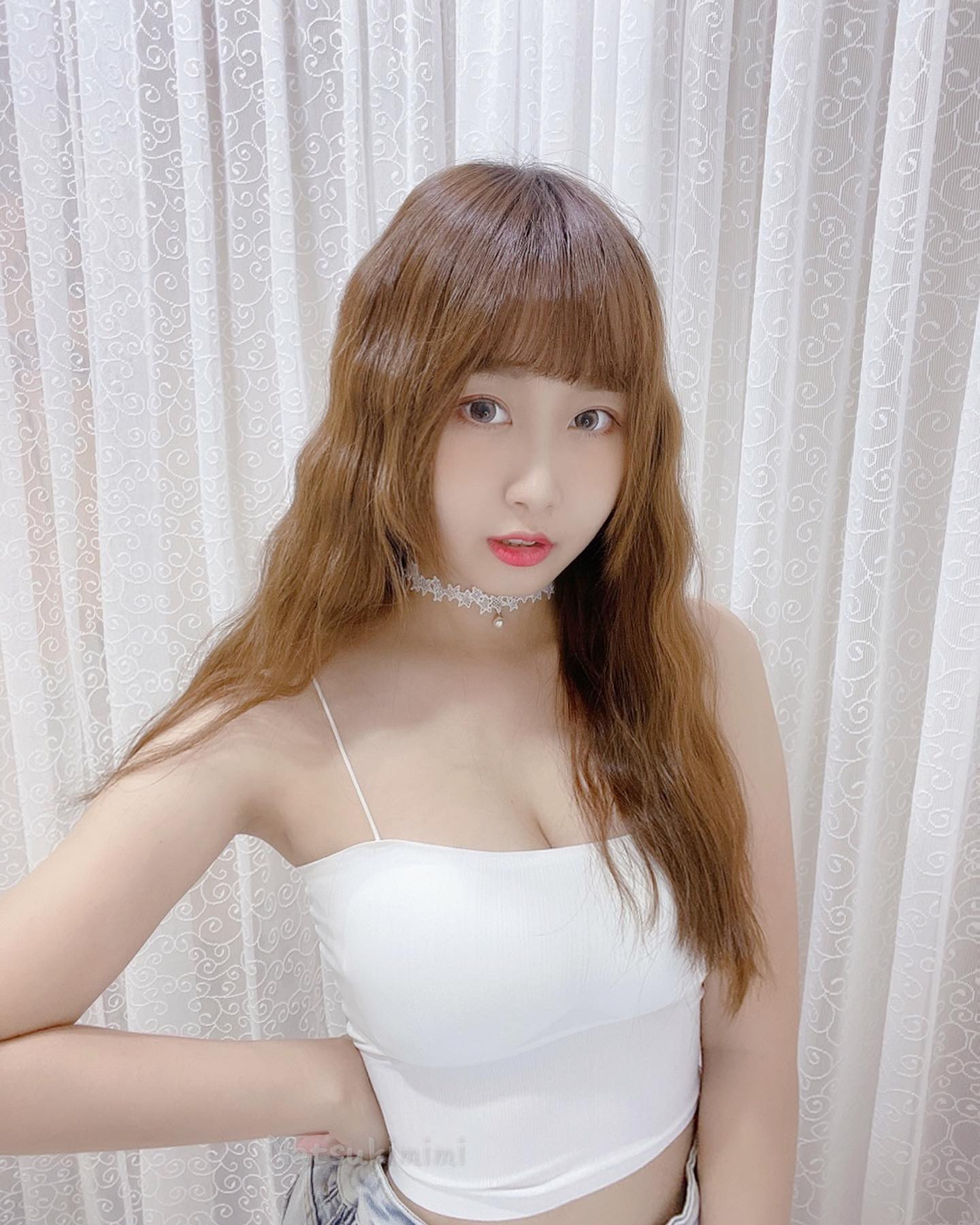 渾圓奶妹「希希」邪惡低胸視角胸好胸滿！滿滿的「白皙長腿」讓你一次滿足-第1章-图片4