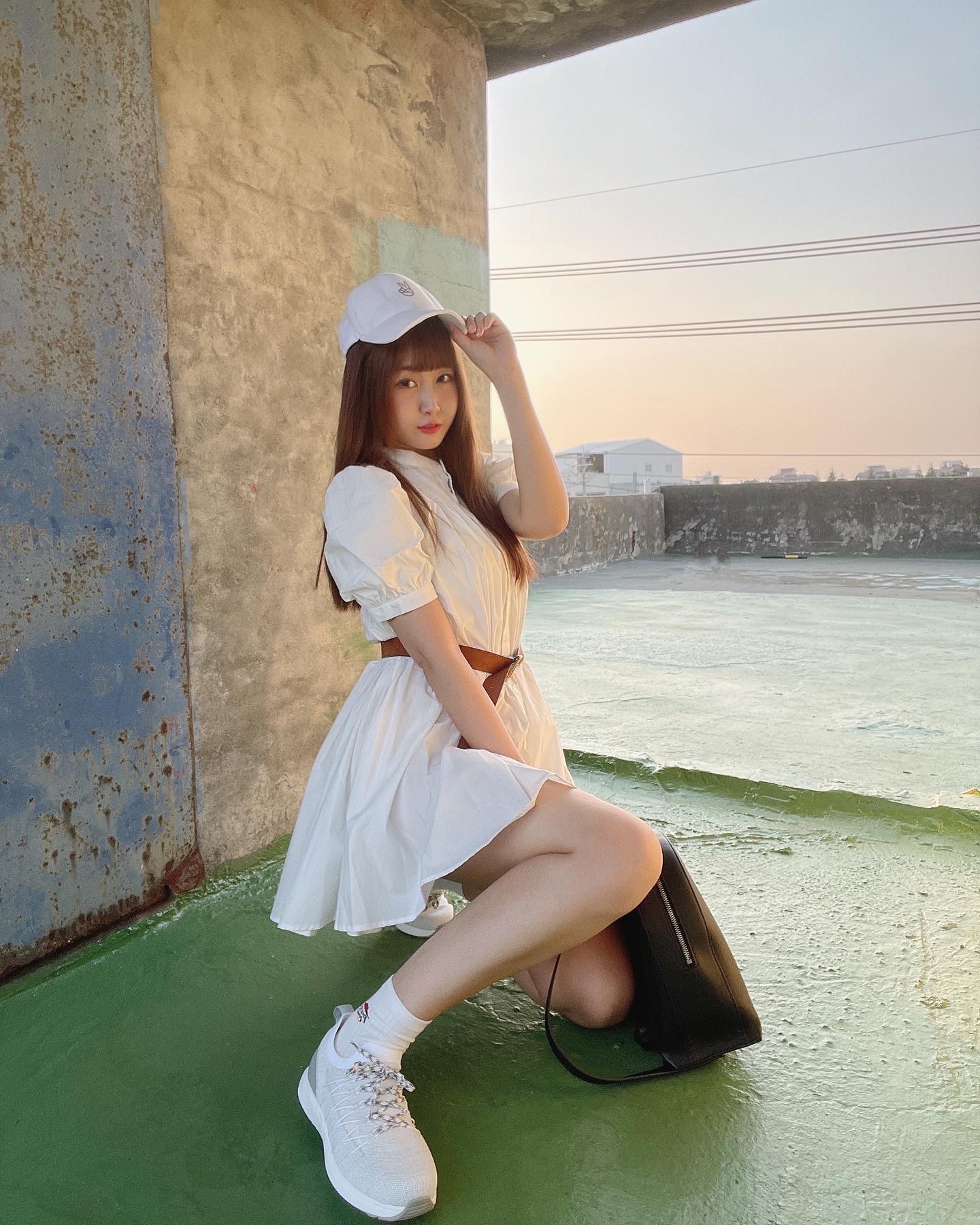 渾圓奶妹「希希」邪惡低胸視角胸好胸滿！滿滿的「白皙長腿」讓你一次滿足-第1章-图片6